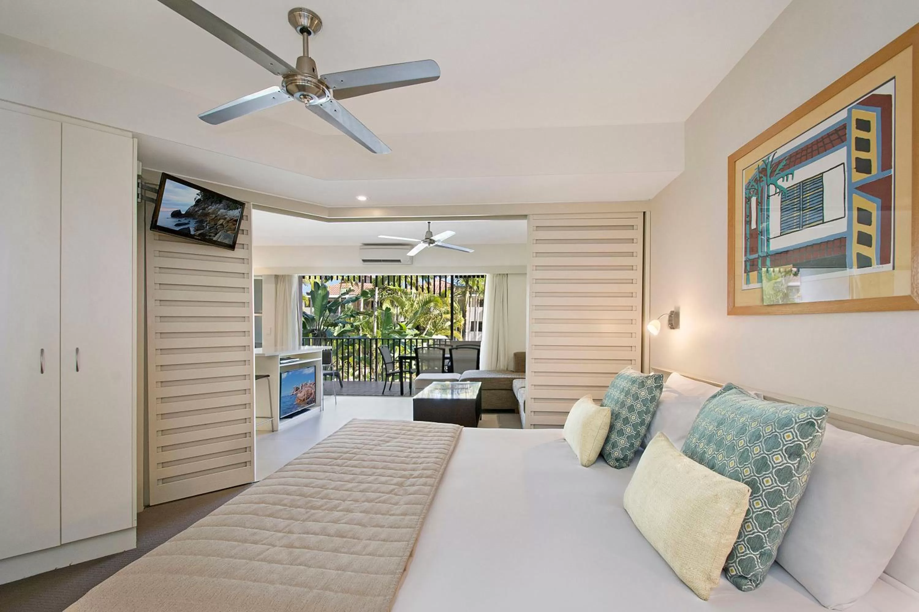 Bedroom, Bed in Mantra French Quarter Noosa