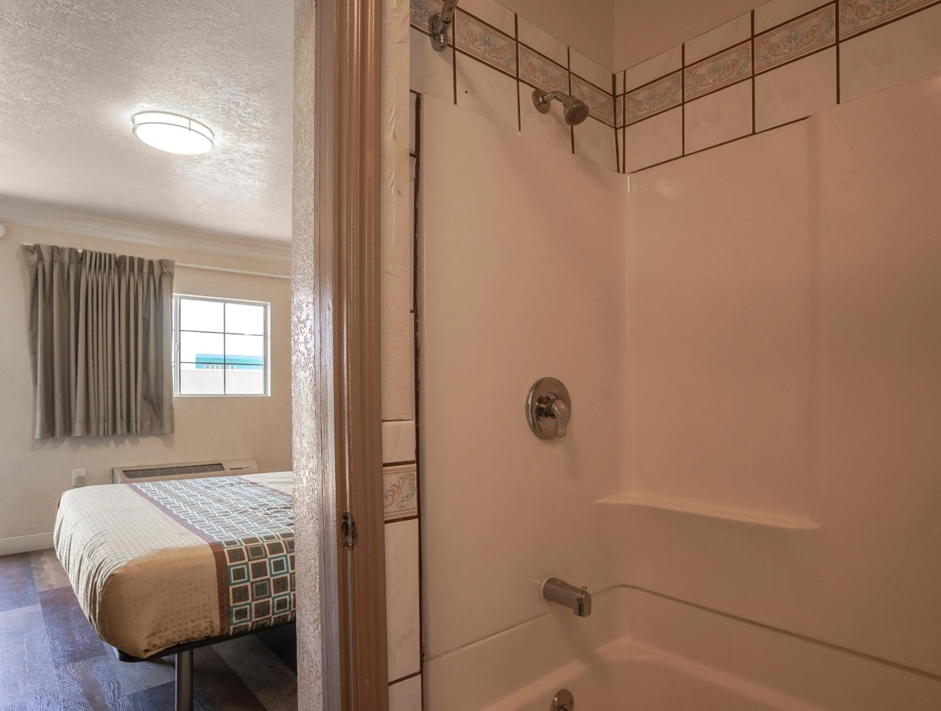 Bathroom, Bed in Economy Inn Hollywood