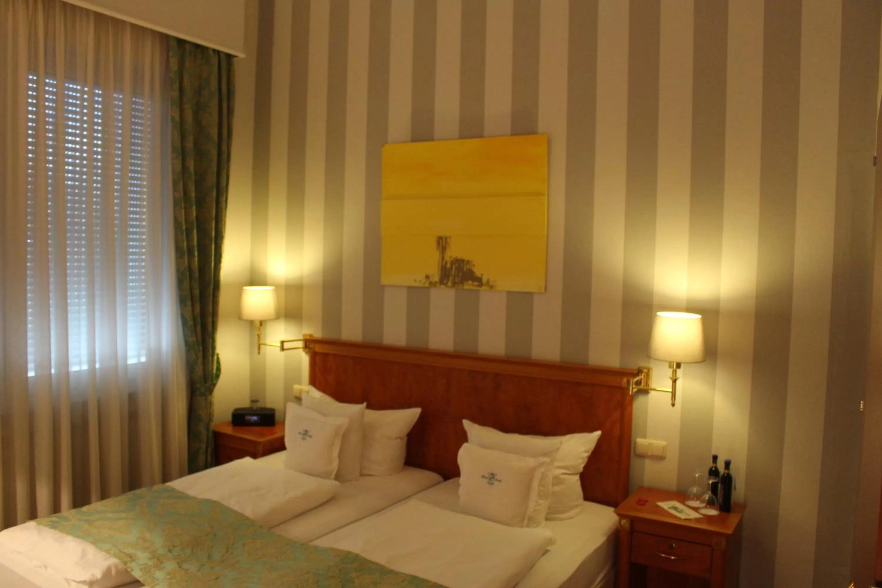 Photo of the whole room, Bed in Hotel Savoy Hannover