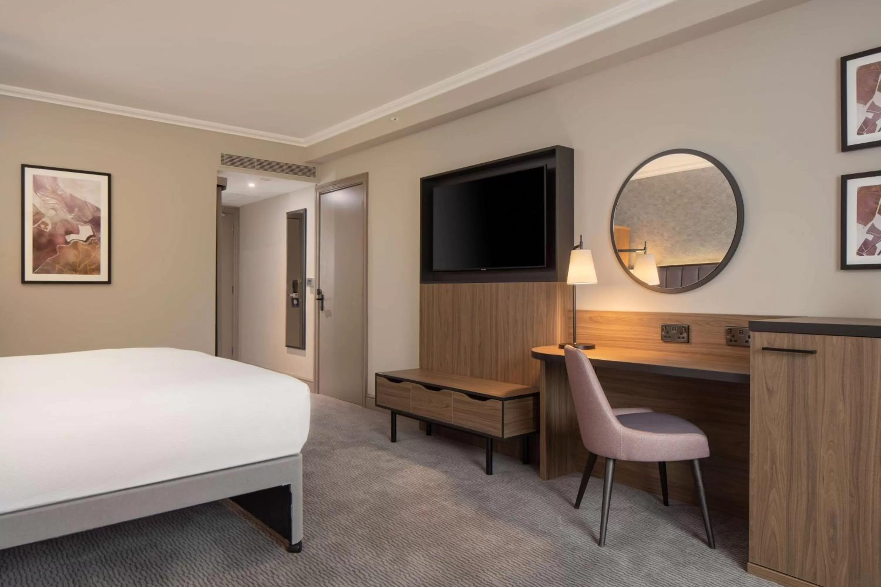 TV and multimedia, Bed in DoubleTree by Hilton Dartford Bridge