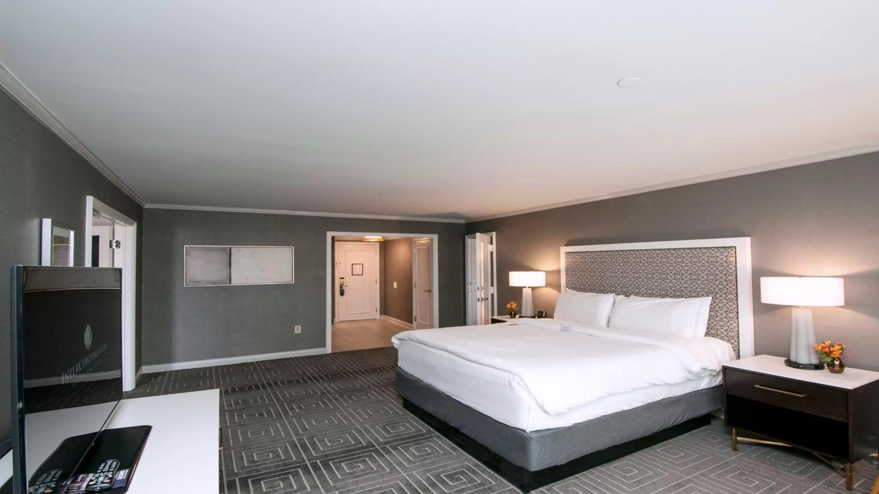 Photo of the whole room, Bed in InterContinental Kansas City at the Plaza by IHG