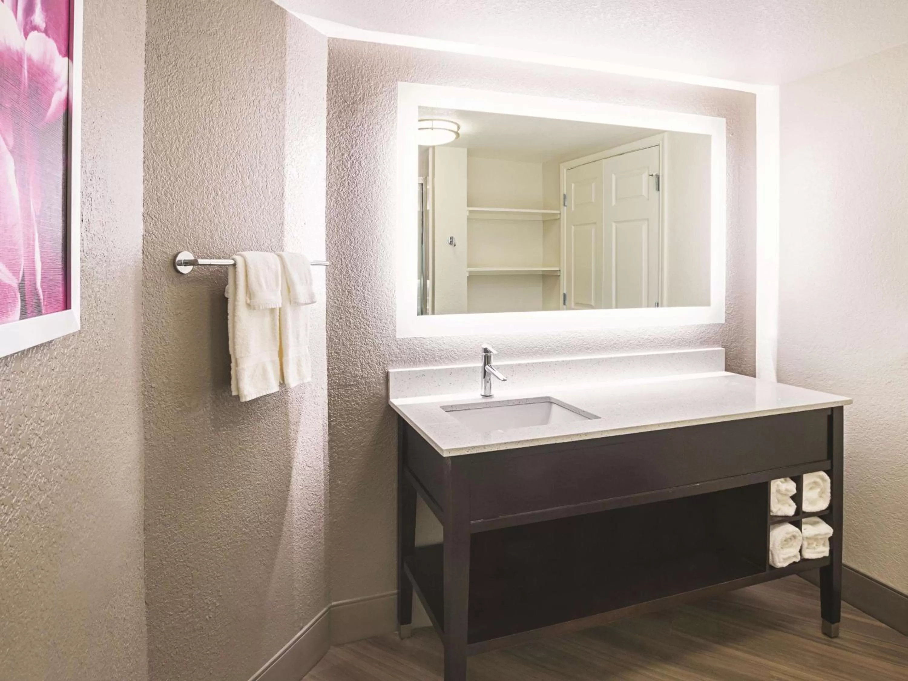 Bathroom, Bed in La Quinta by Wyndham Fort Worth North