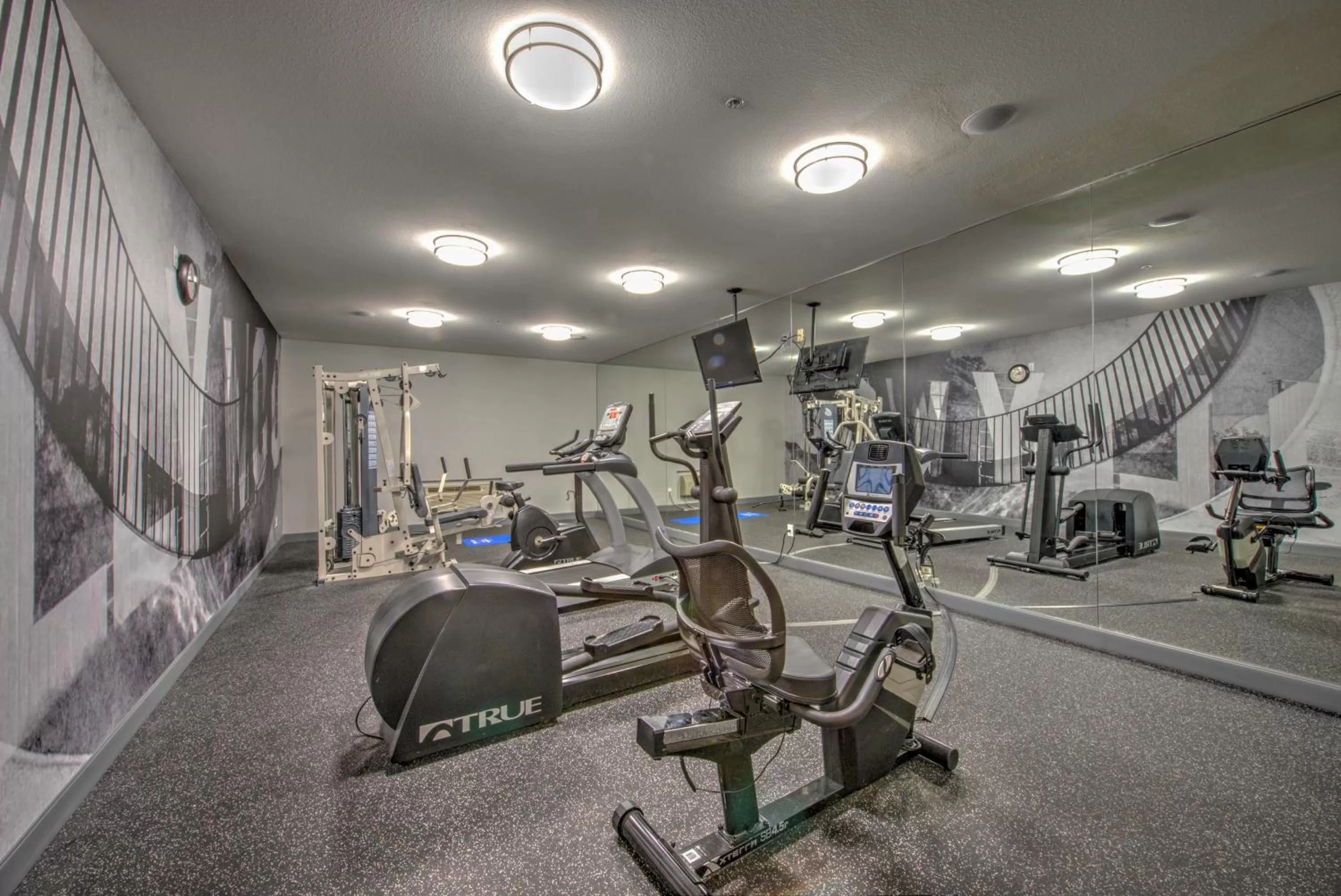 Fitness centre/facilities in Best Western Plus Media Center Inn & Suites