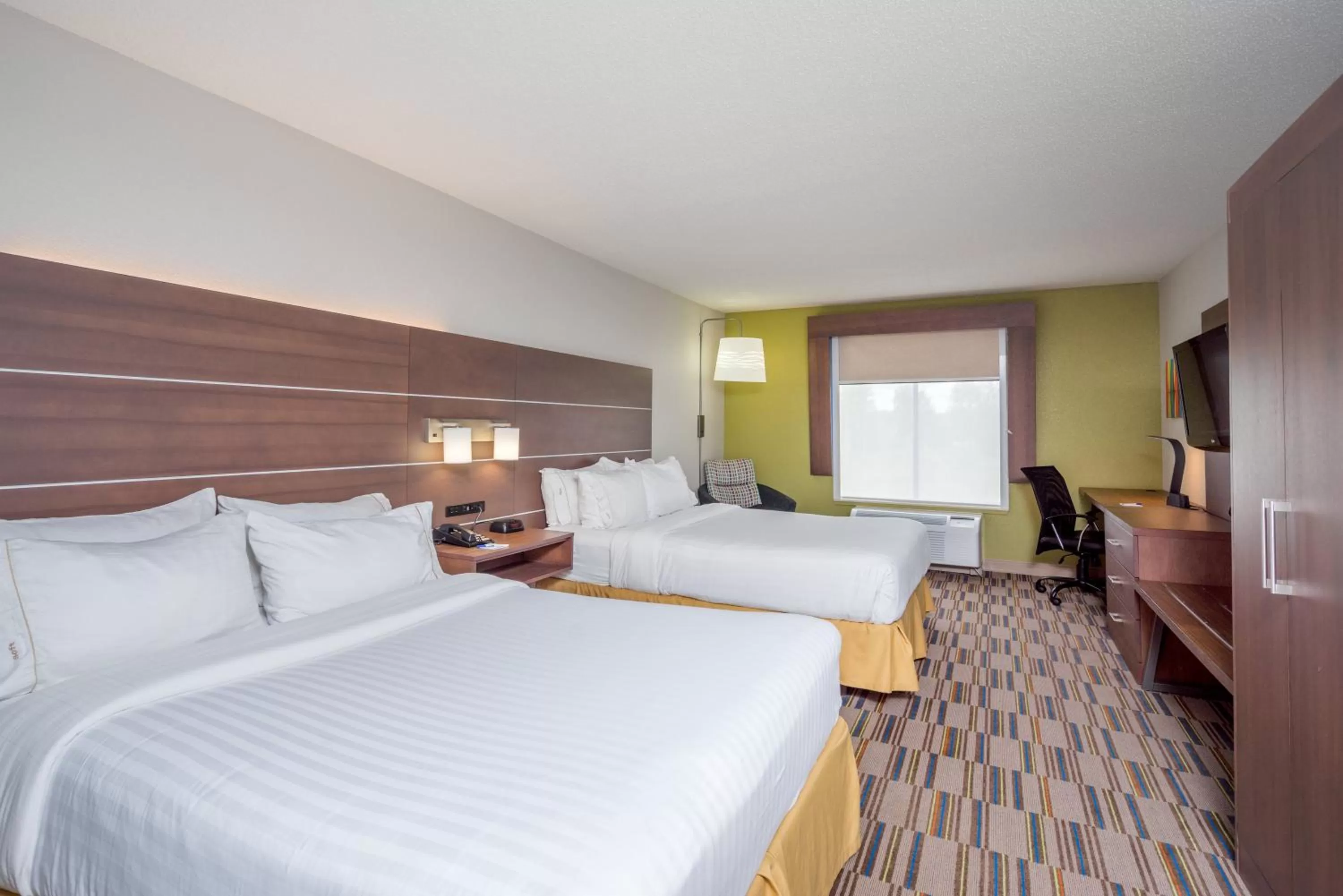 Photo of the whole room, Bed in Holiday Inn Express and Suites Quakertown - Allentown Area by IHG