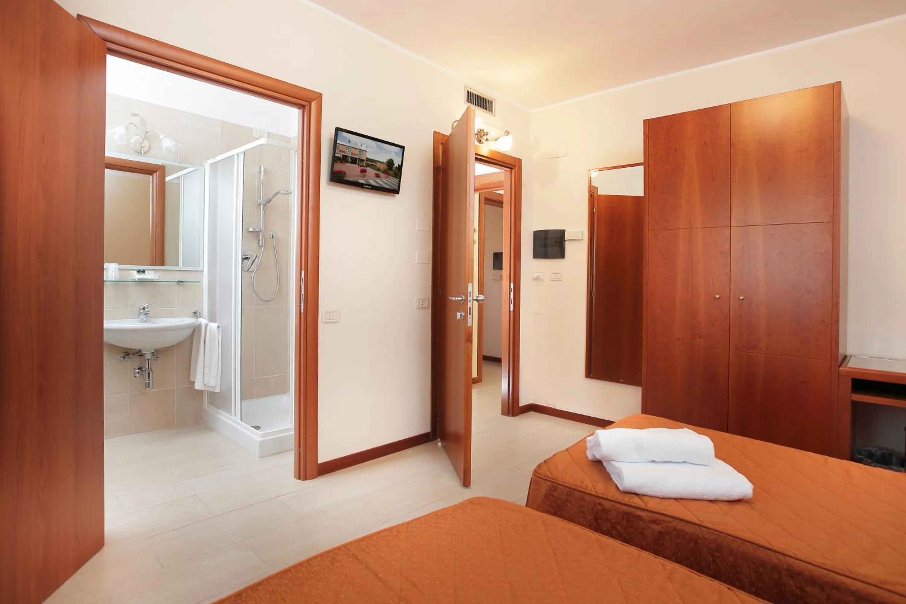 View (from property/room), Bed in Hotel Michelangelo