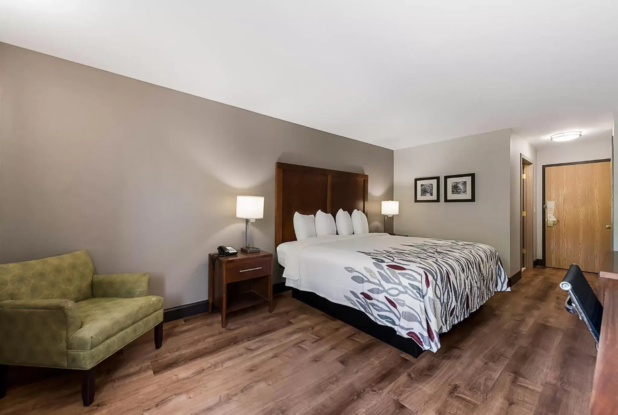 Deluxe King Room Disability Access Non-Smoking in Red Roof Inn Newport News - Yorktown Deluxe King Room Disability Access Non-Smoking in Red Roof Inn Newport News - Yorktown