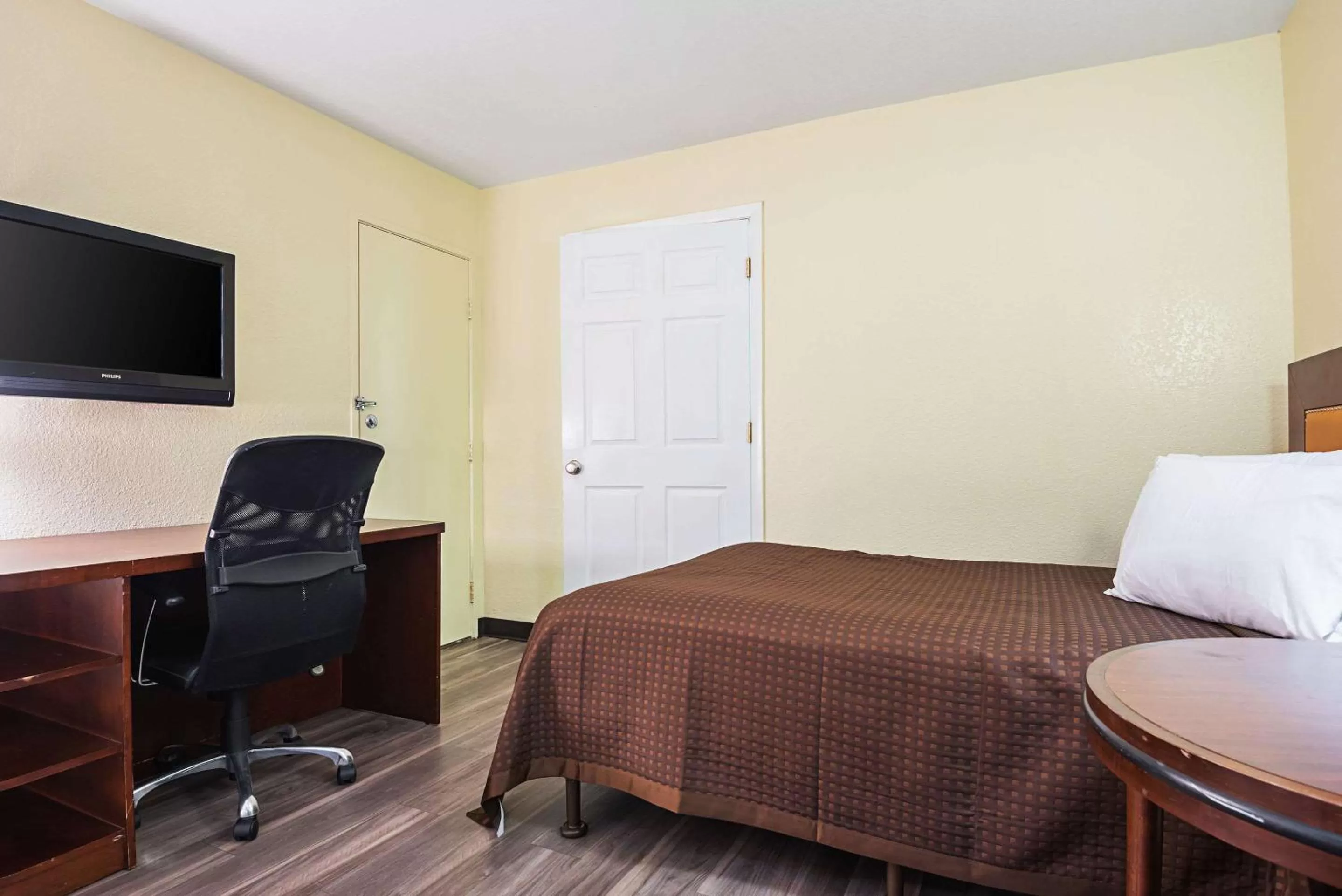 Efficiency King Suite - Non-Smoking in Rodeway Inn Kissimmee Maingate West - Free Theme Park Shuttle