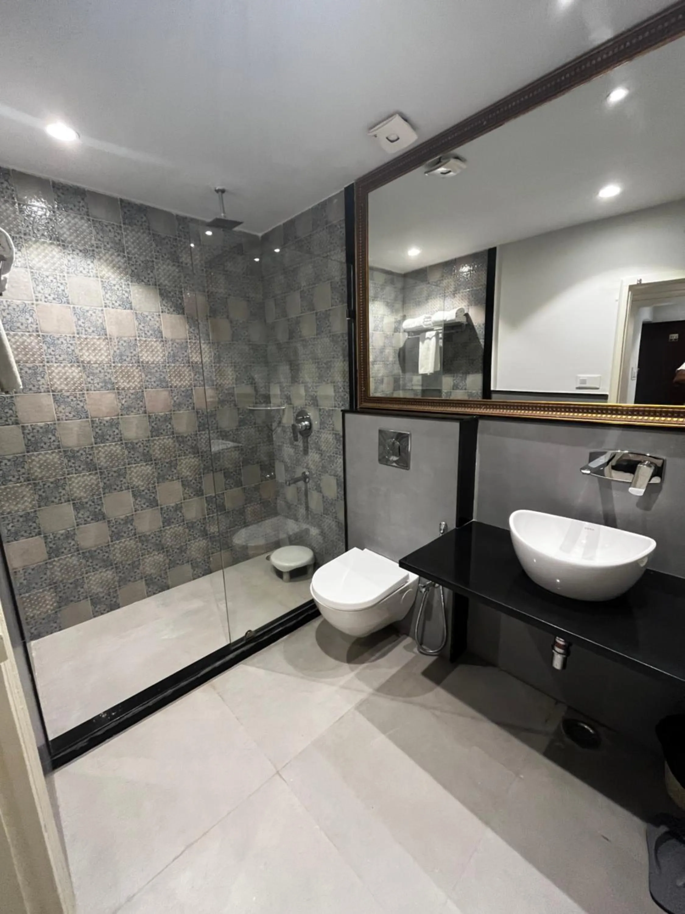 Toilet in Ratnawali – A Vegetarian Heritage Hotel