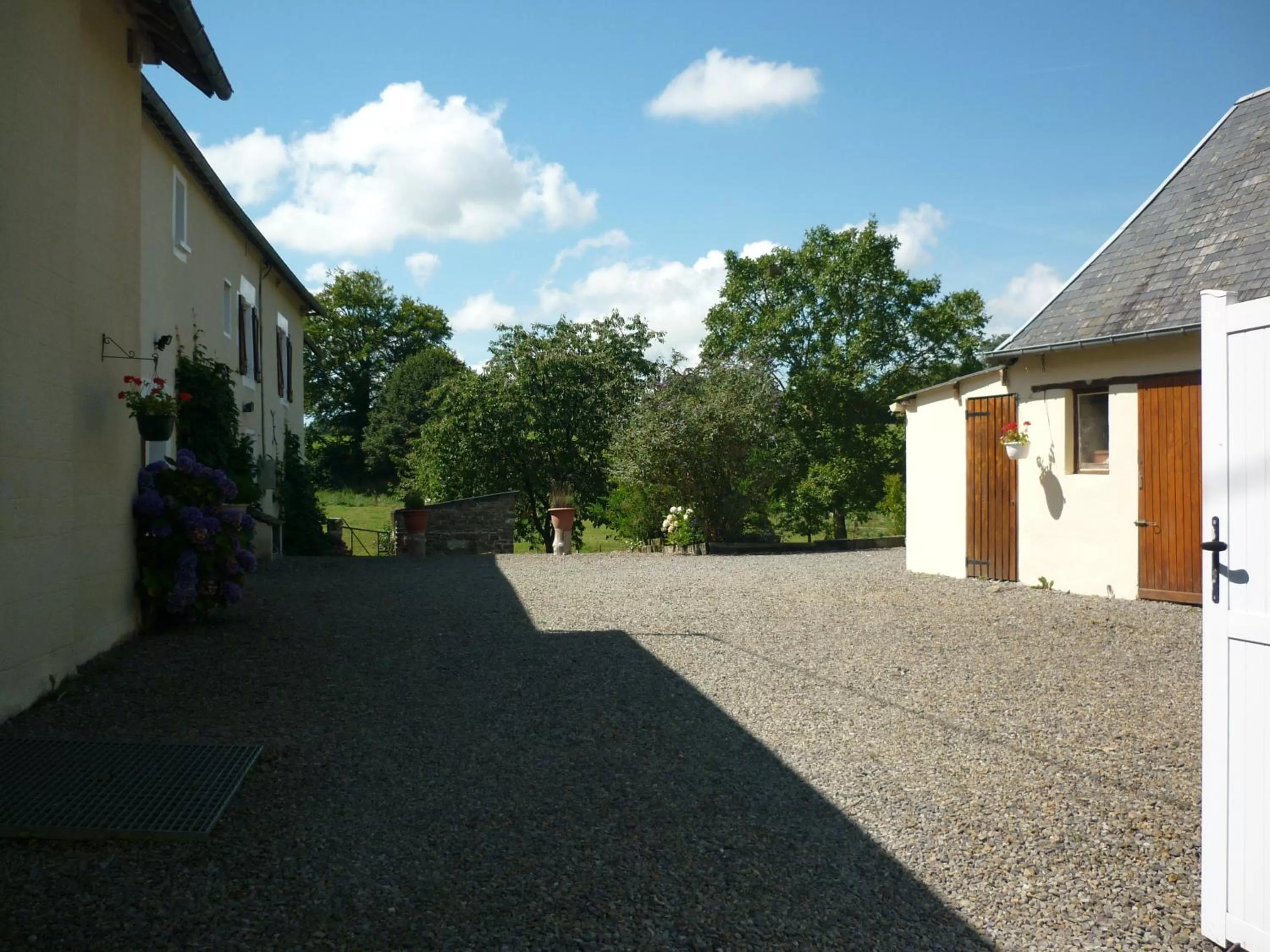 Facade/entrance, Property Building in La Parisière