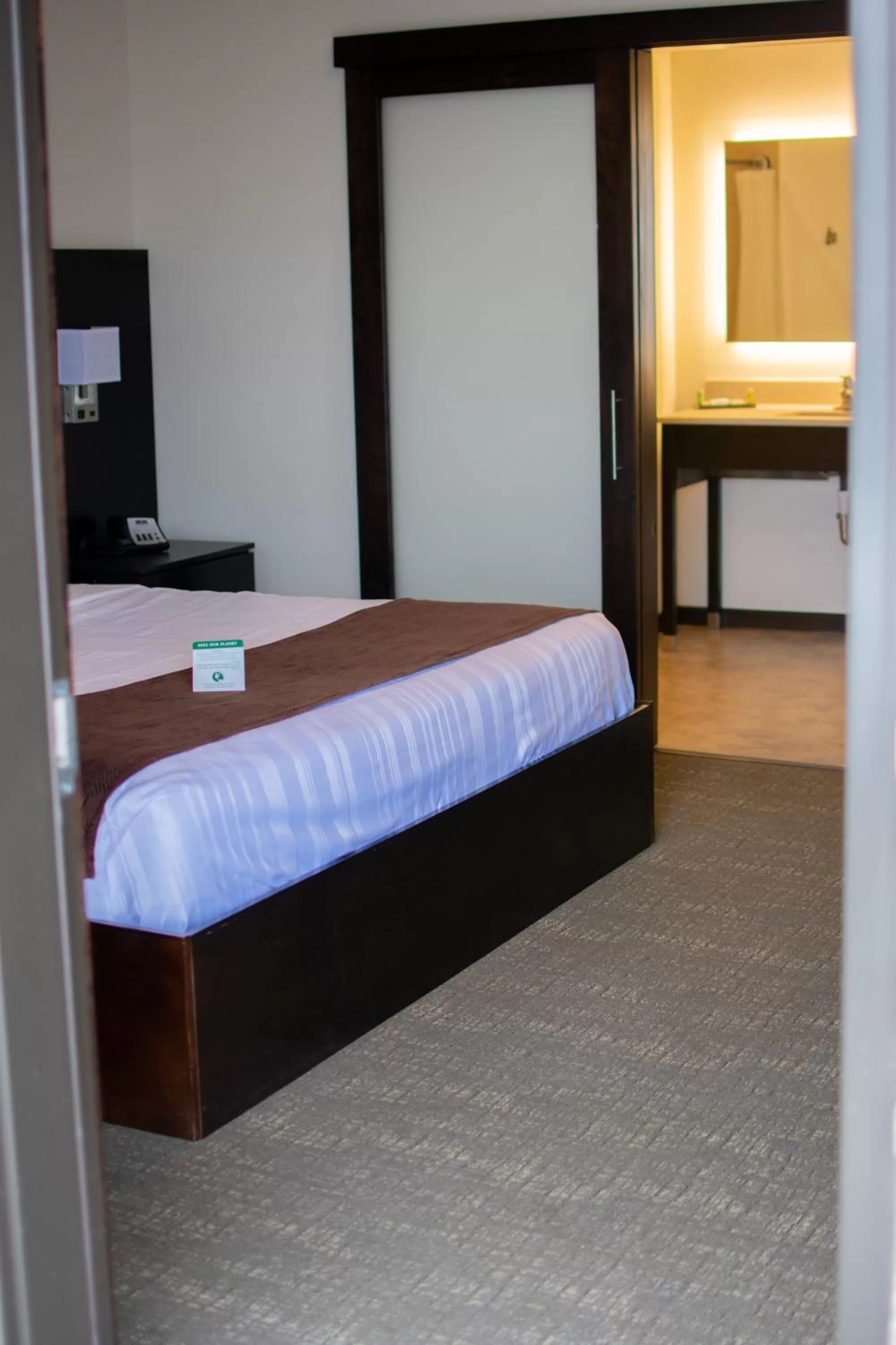 Bed in Boarders Inn & Suites by Cobblestone Hotels - Syracuse