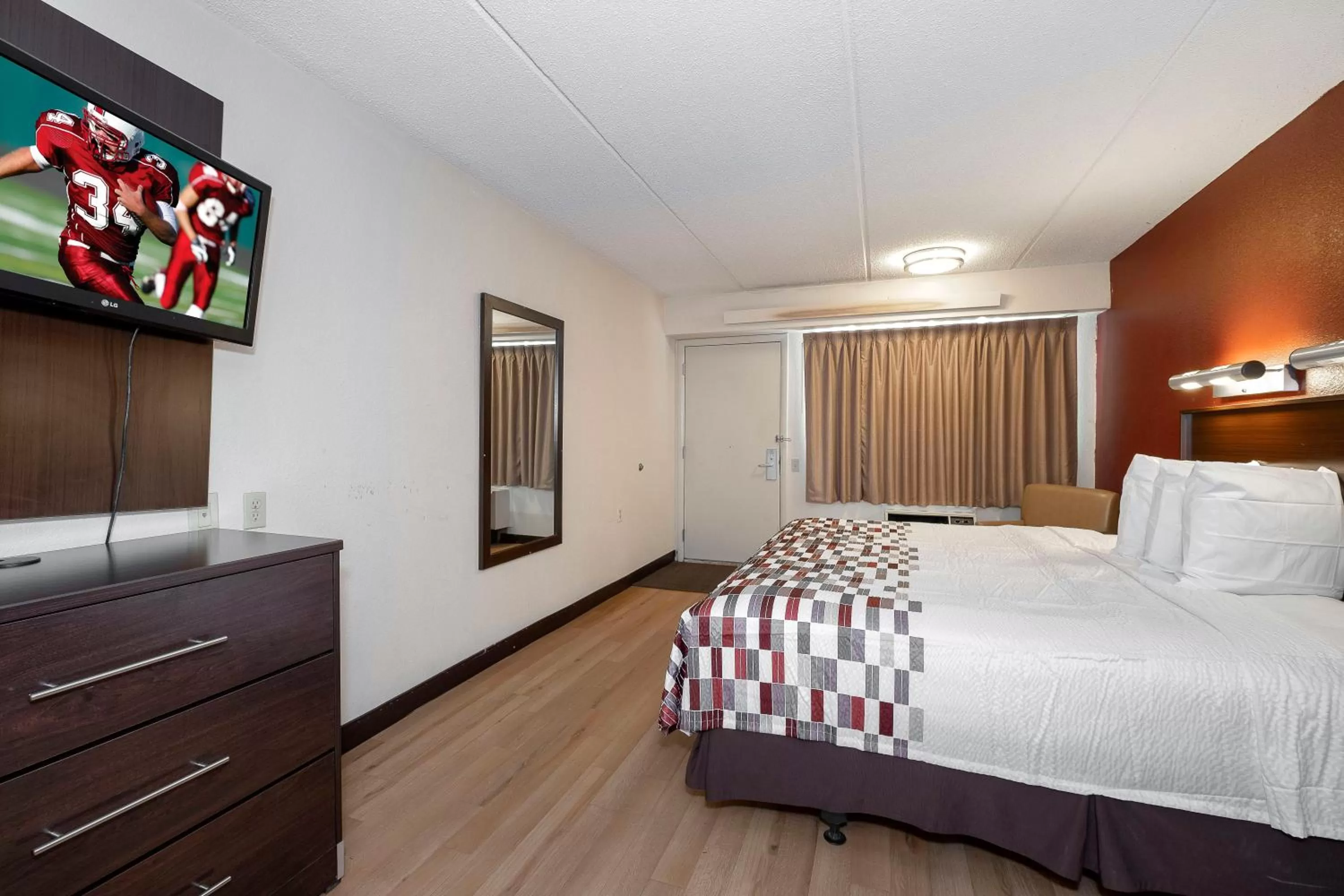 Photo of the whole room, Bed in Red Roof Inn Atlanta - Smyrna/Ballpark