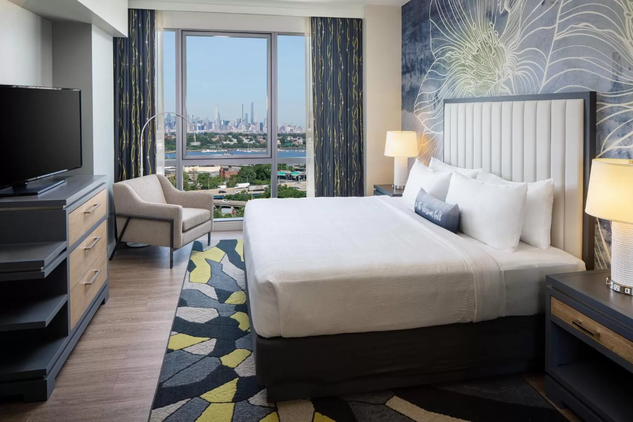 Photo of the whole room, Bed in Hotel Indigo Flushing - LaGuardia