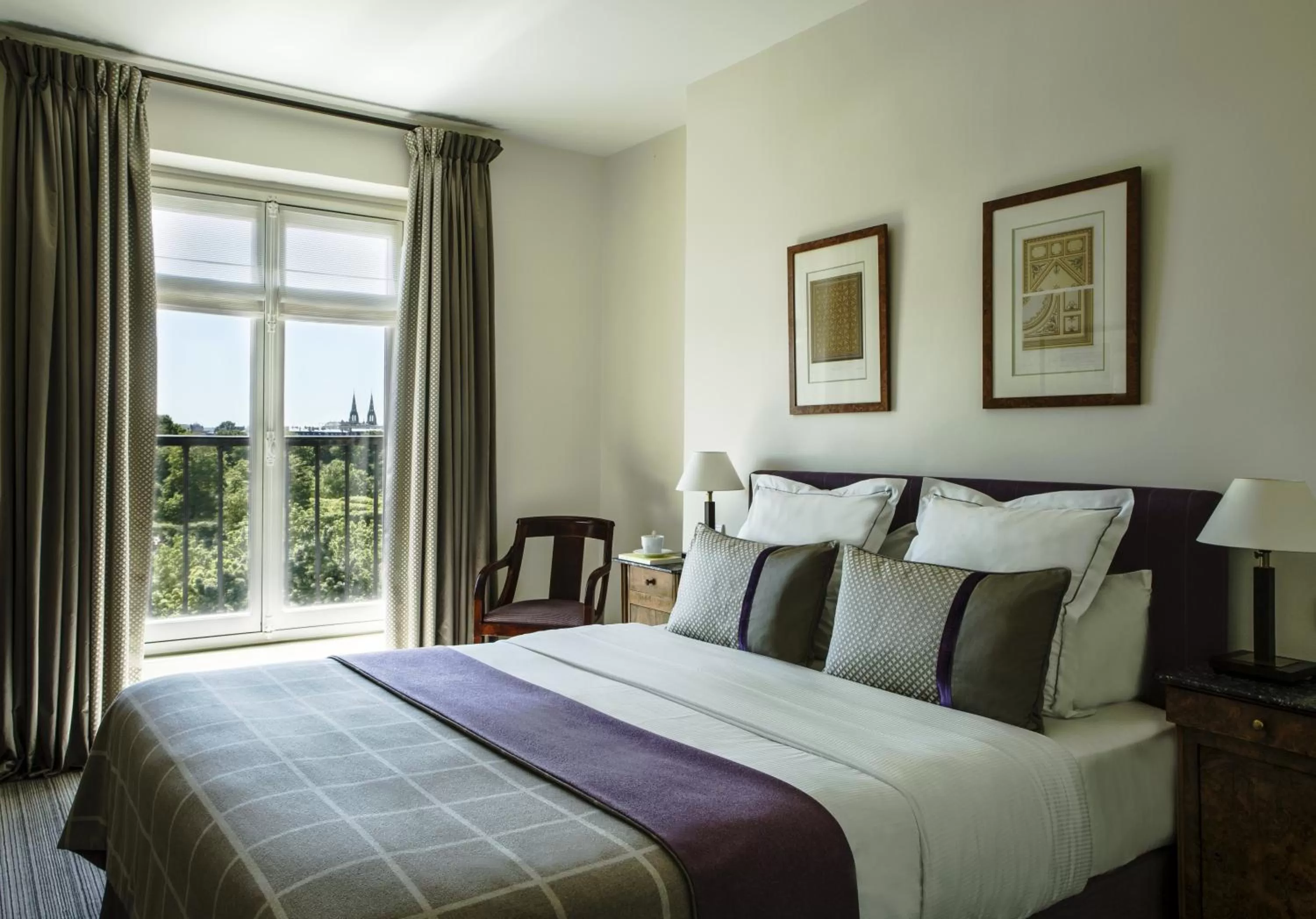 Bed in Hôtel Brighton - Esprit de France