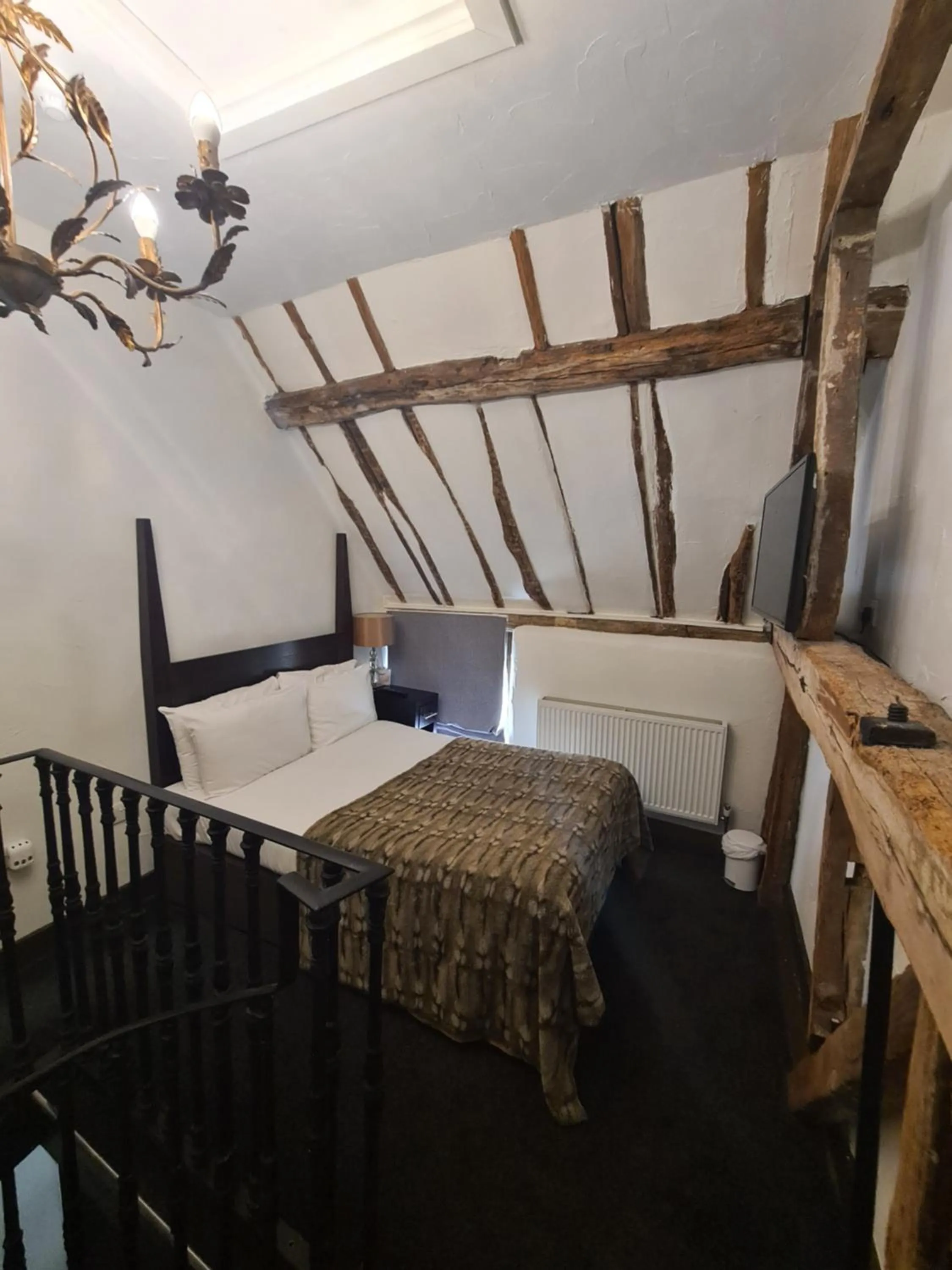 Bedroom, Bed in Kings Arms Hotel