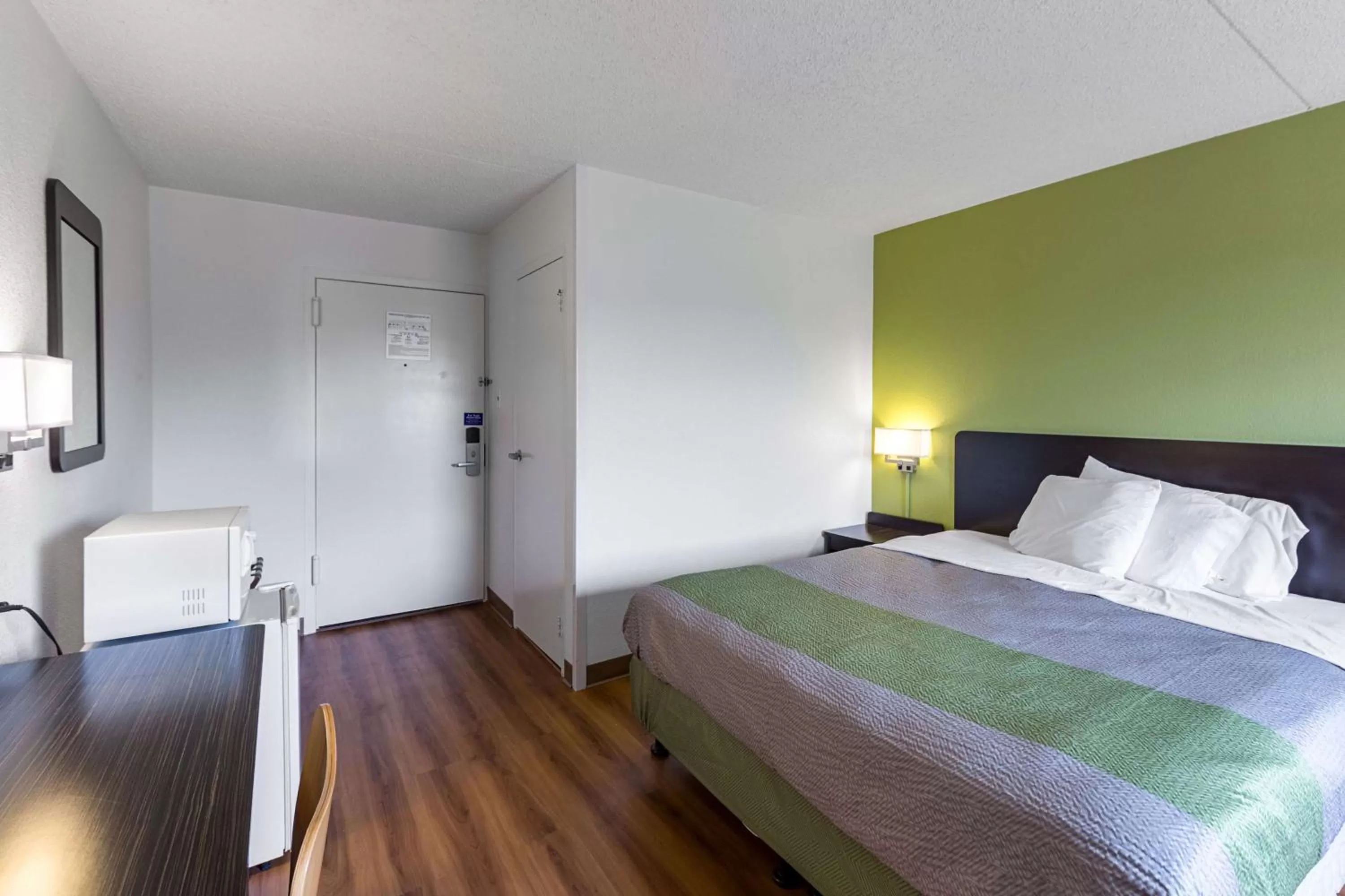 Photo of the whole room, Bed in Motel 6-Warminster, PA