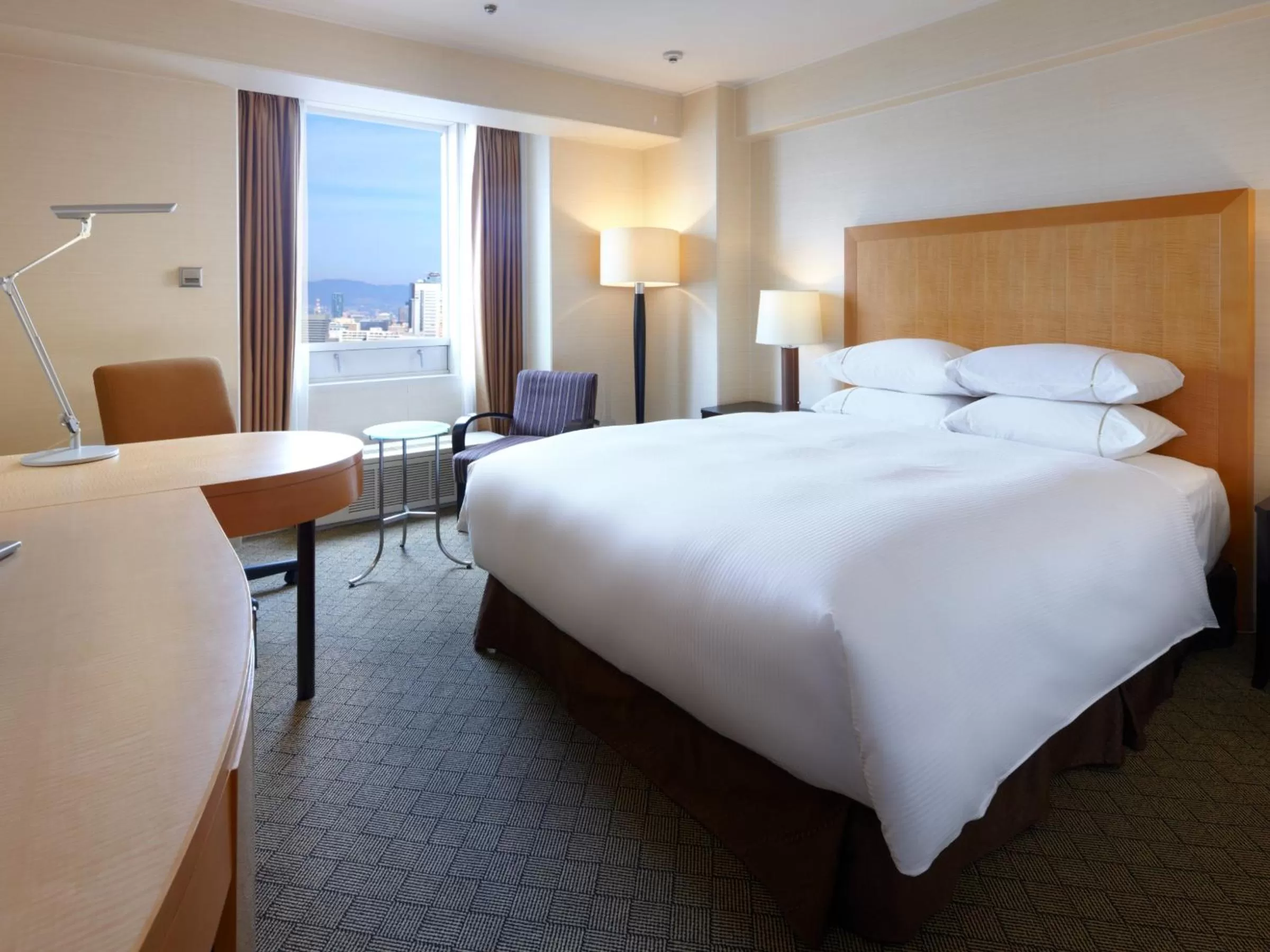 Photo of the whole room, Bed in Sheraton Miyako Hotel Osaka