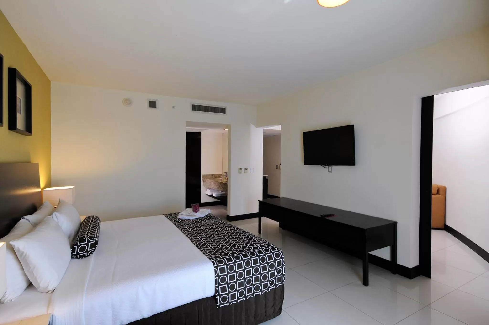 Photo of the whole room, Bed in Crowne Plaza Villahermosa by IHG