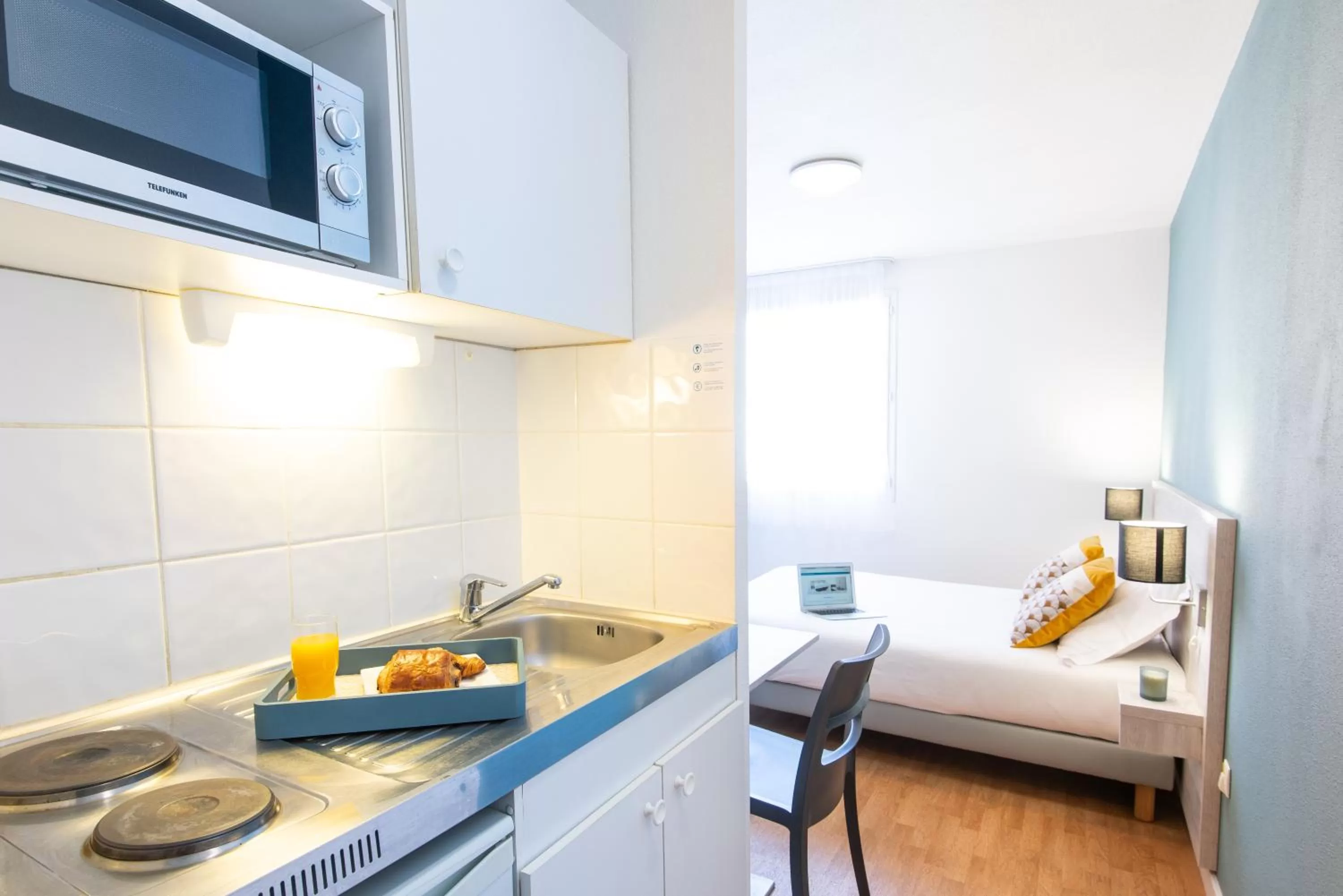 Kitchen or kitchenette, Bed in Comfort Aparthotel Aix Le Tholonet