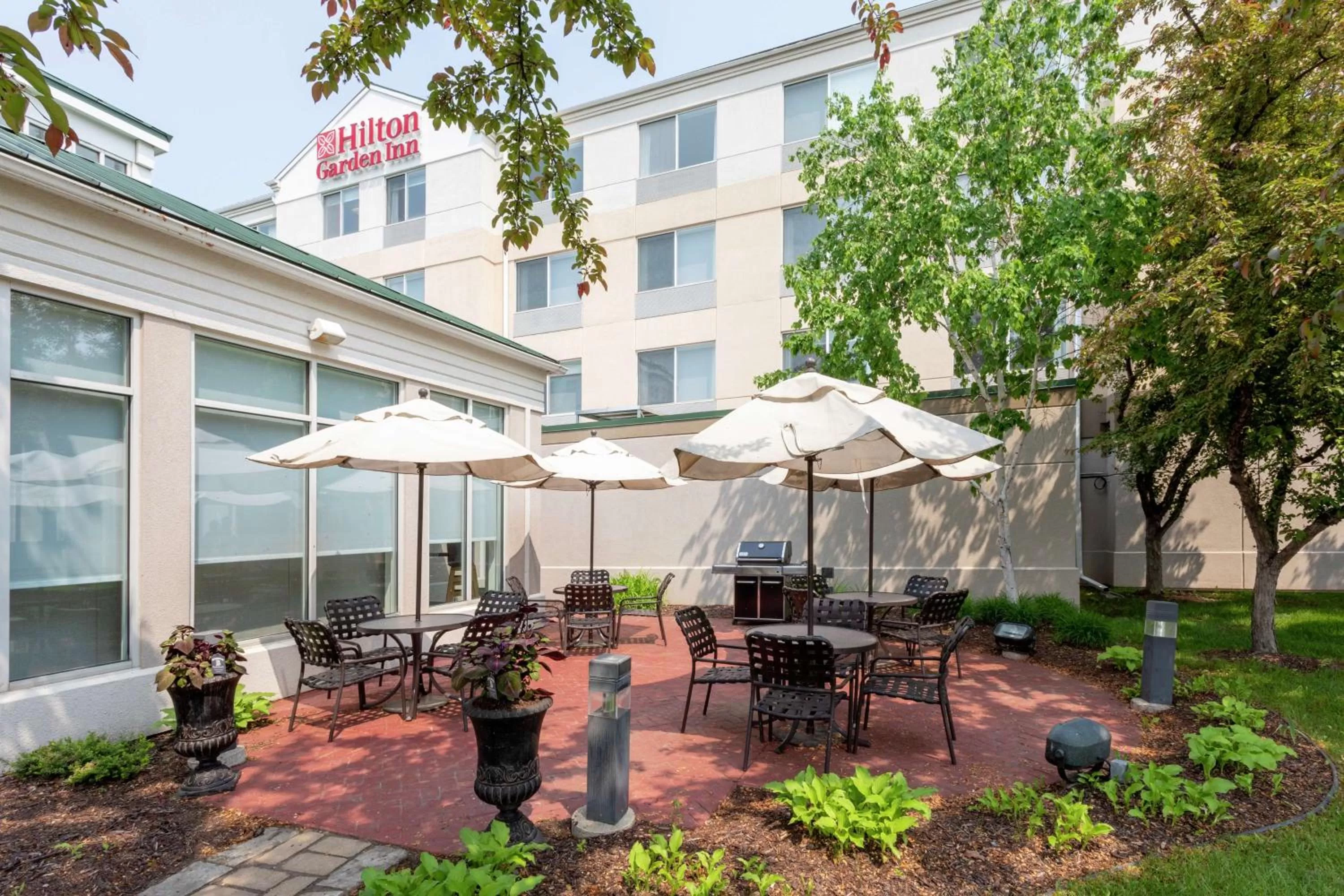 Dining area in Hilton Garden Inn Minneapolis Saint Paul-Shoreview