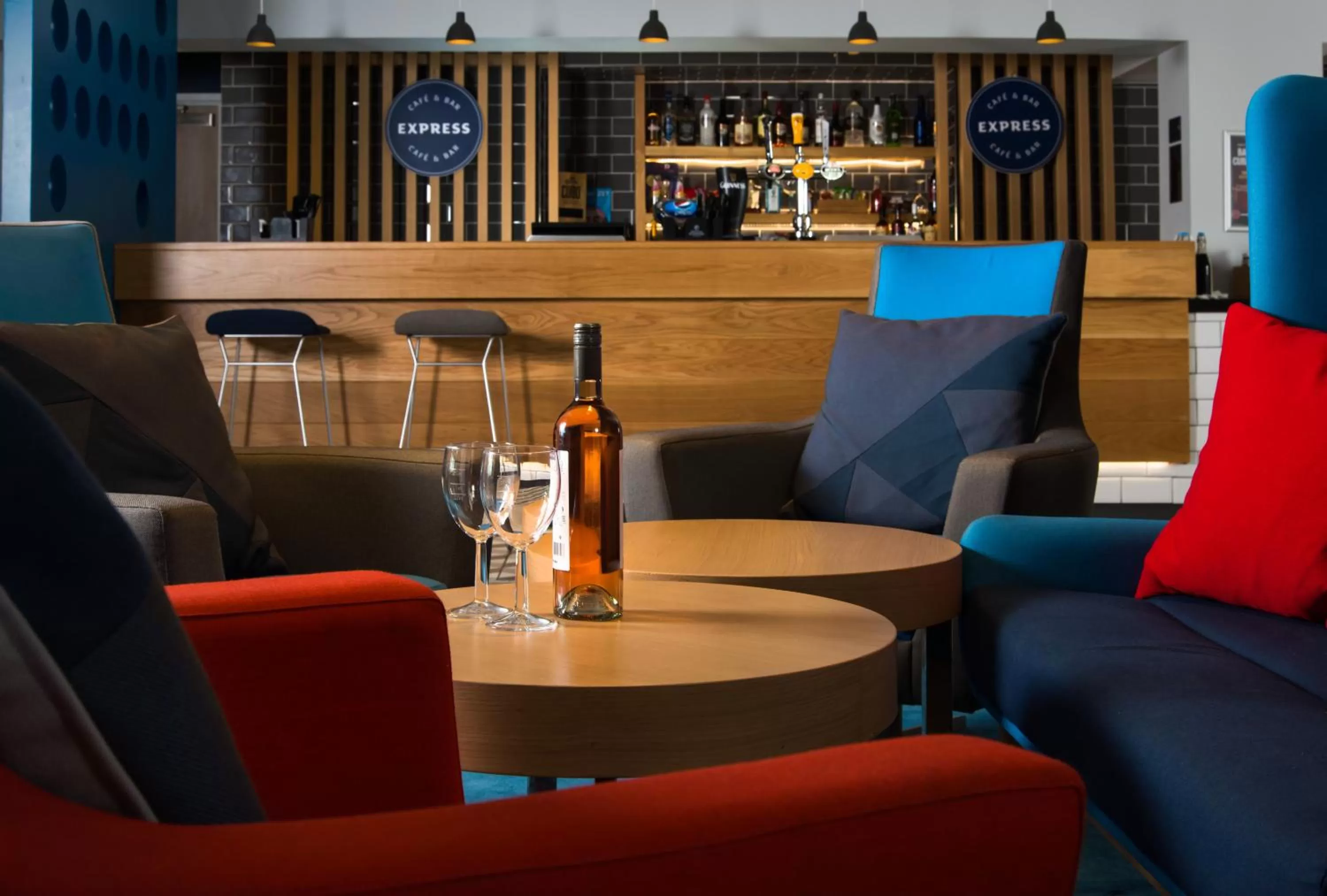 Lounge or bar in Holiday Inn Express Portsmouth – North by IHG