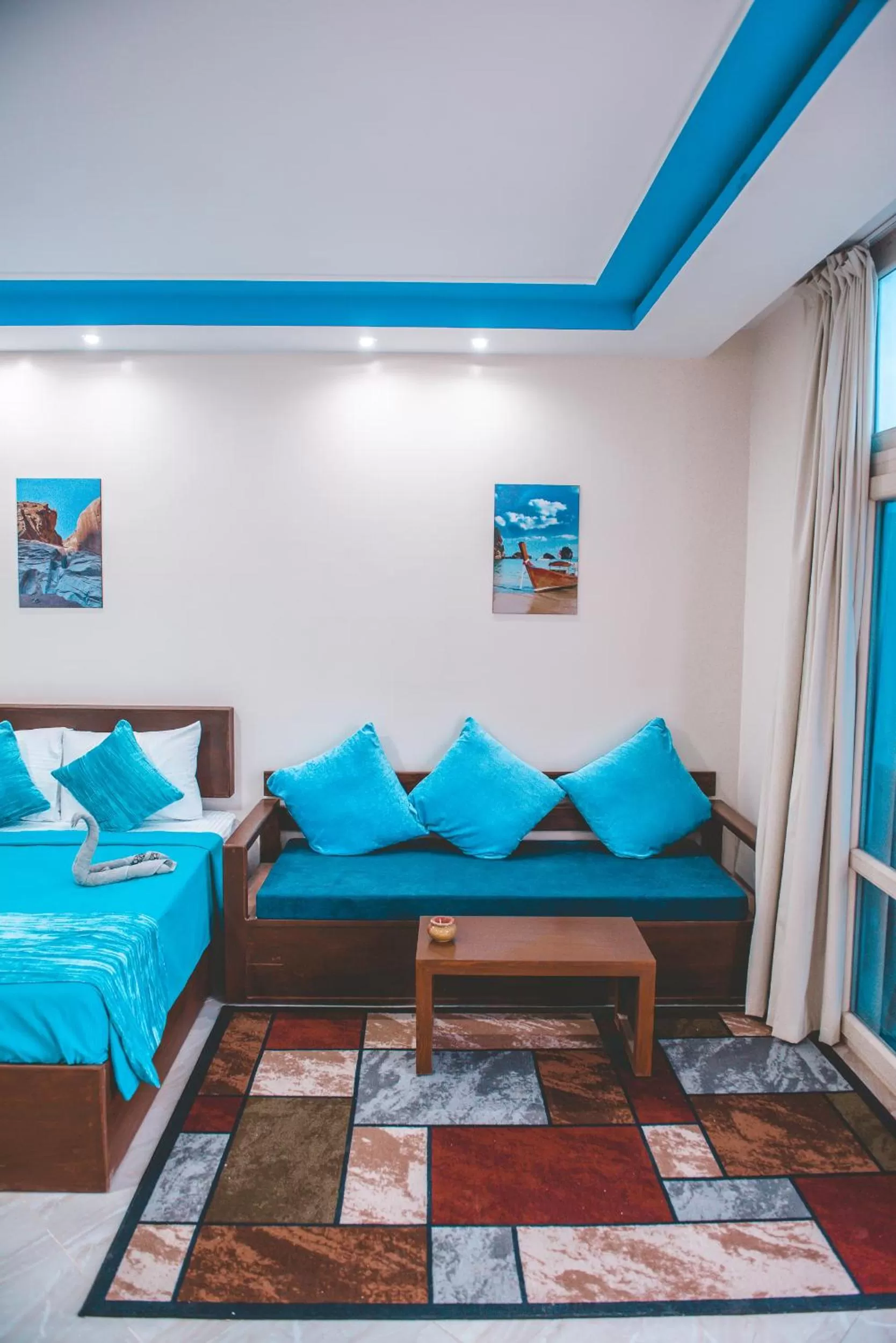 Seating area, Bed in Seaview Panorama Boatel