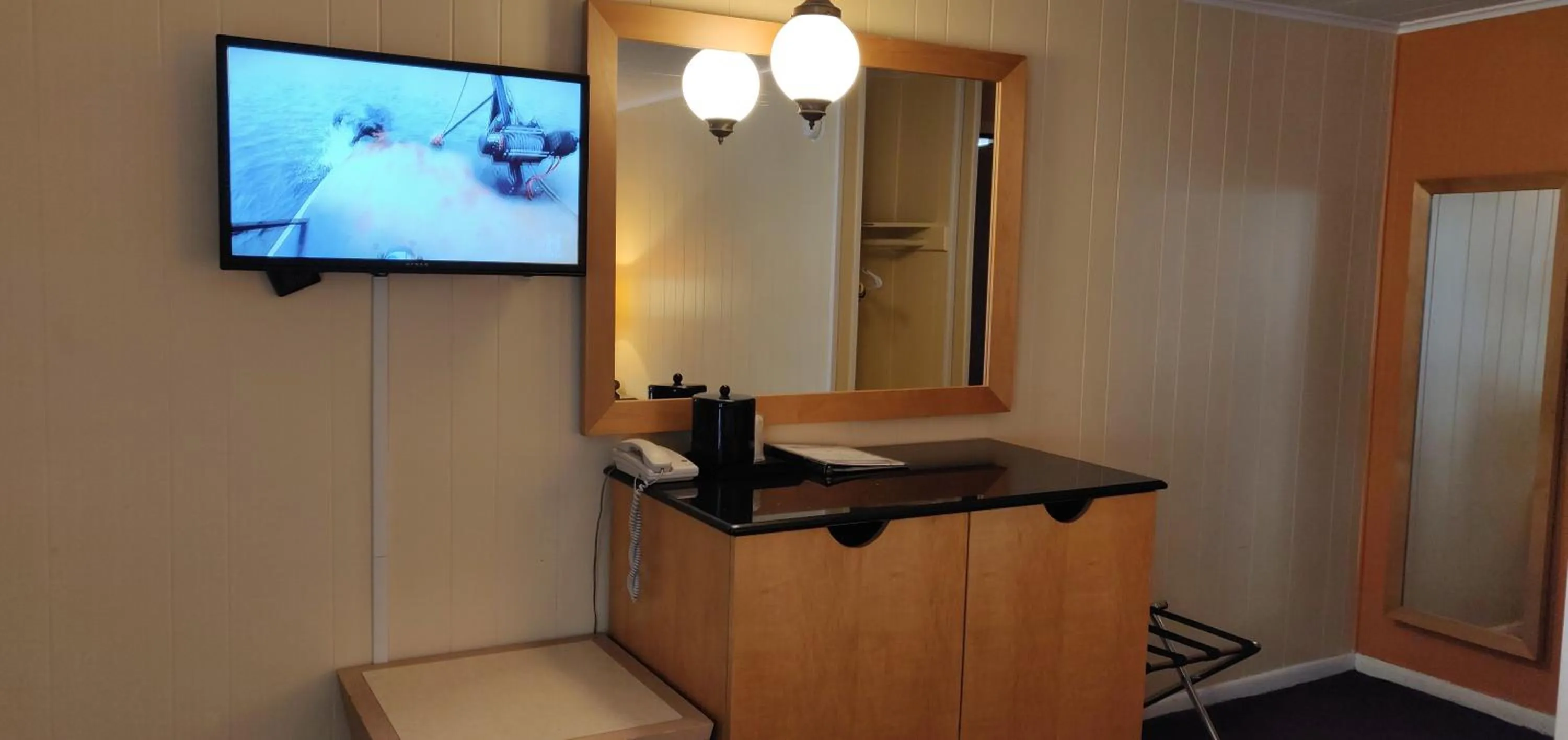 Communal lounge/ TV room in Pinebrook Motel