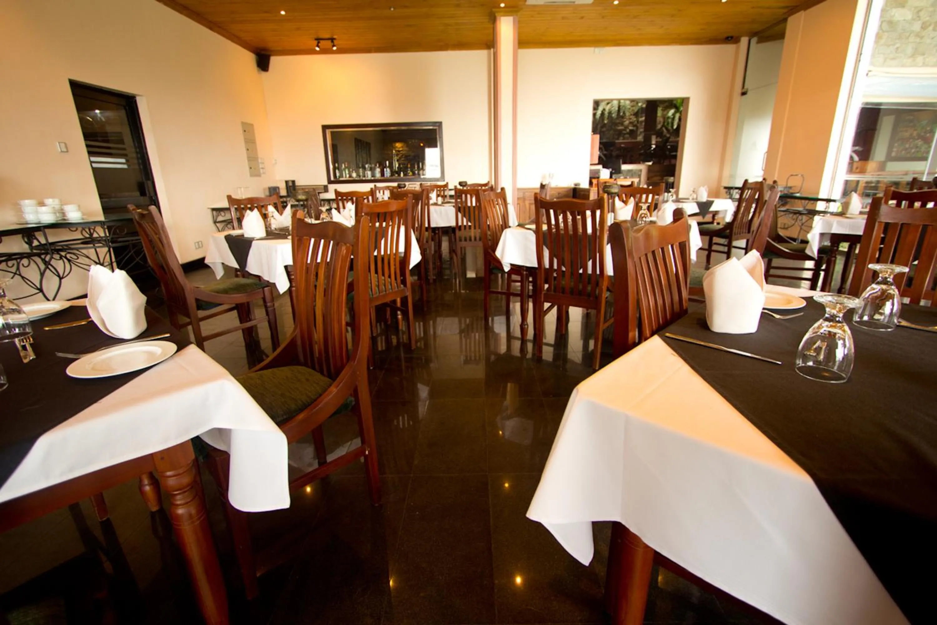 Restaurant/places to eat in Randholee Resort & Spa