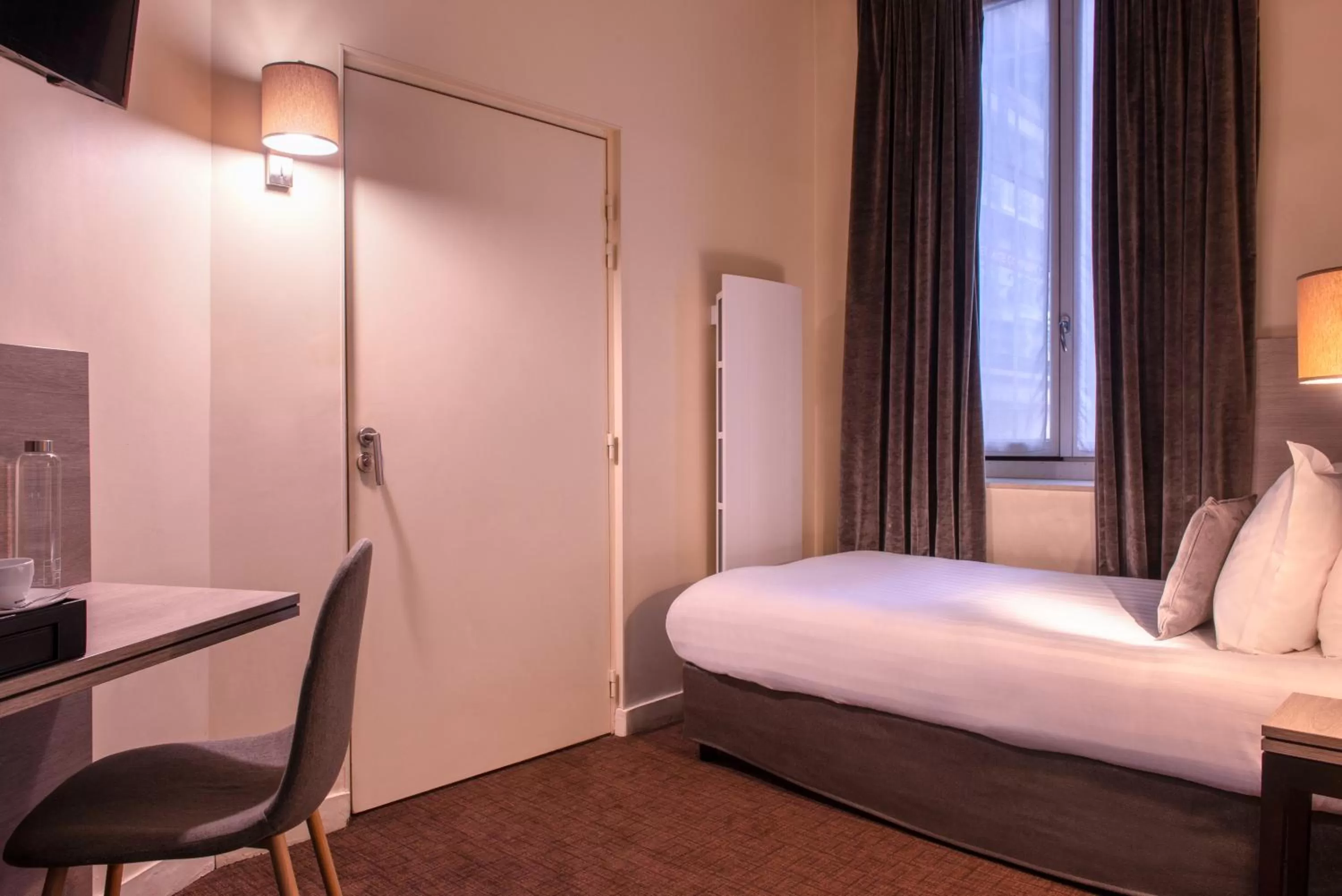 Bedroom, Bed in Hôtel Aston Paris