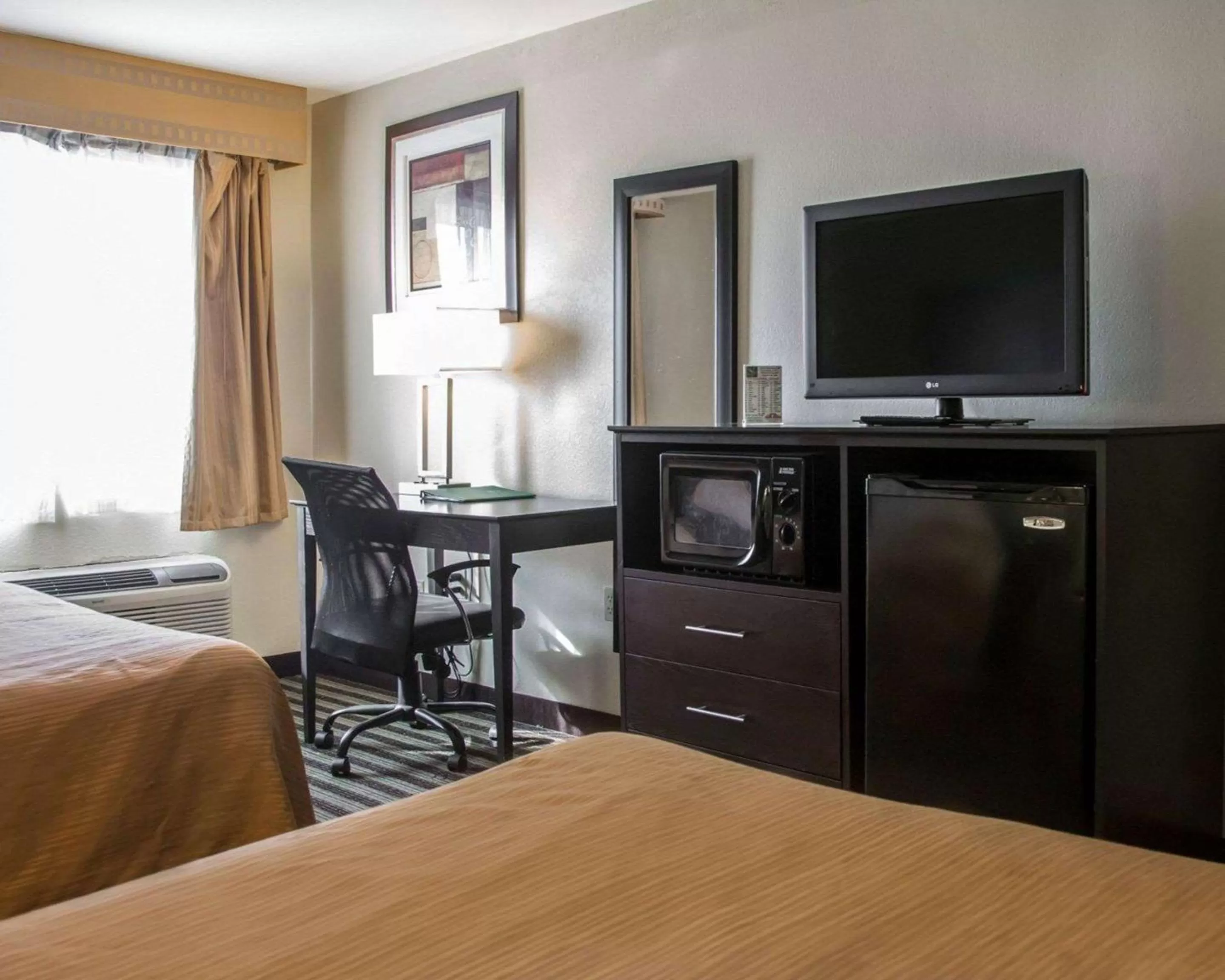 Photo of the whole room, Bed in Quality Inn & Suites Loves Park near Rockford