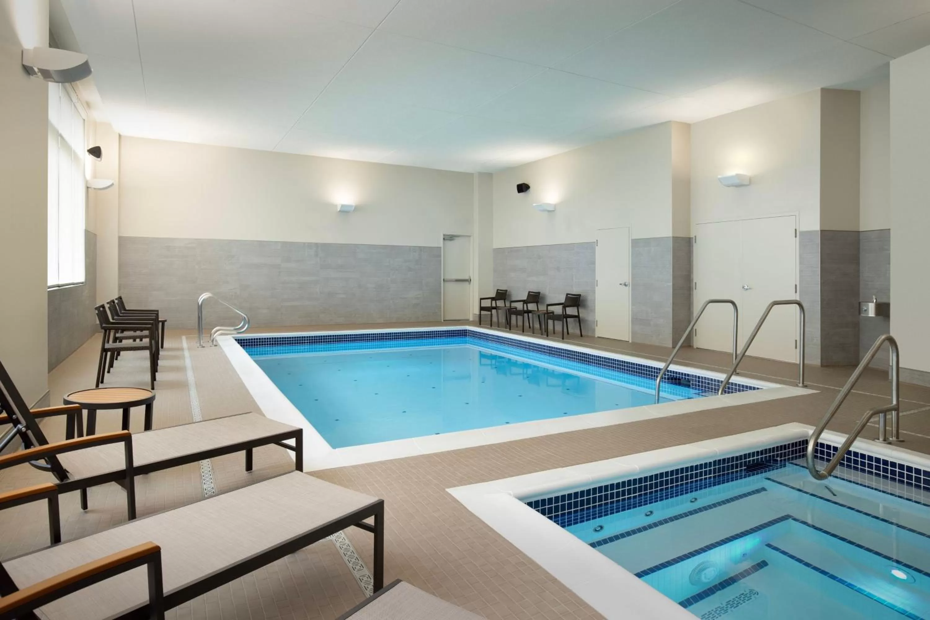 Swimming pool in Courtyard by Marriott Nanaimo