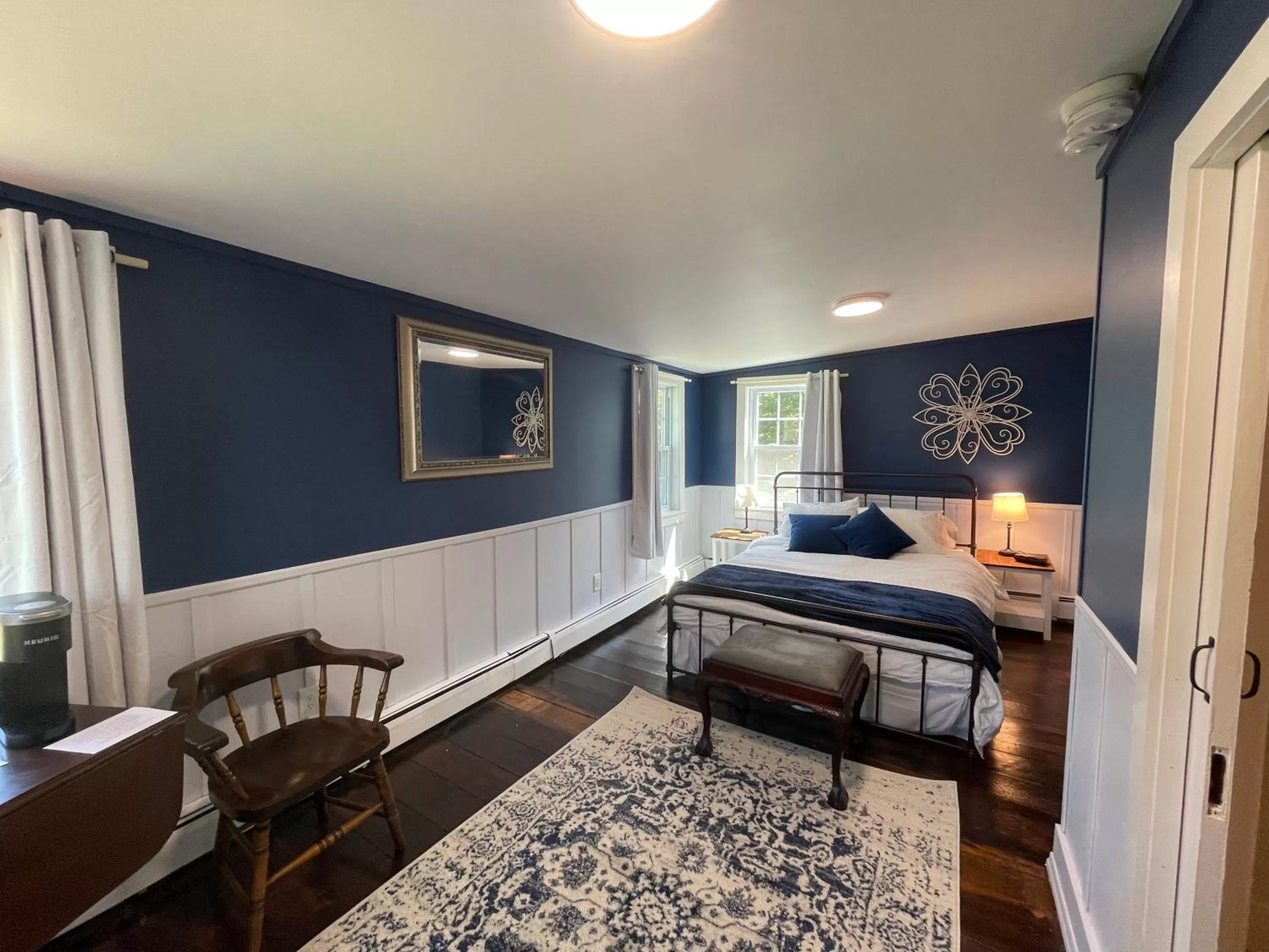 Photo of the whole room, Bed in Stone Hearth Inn and Eatery