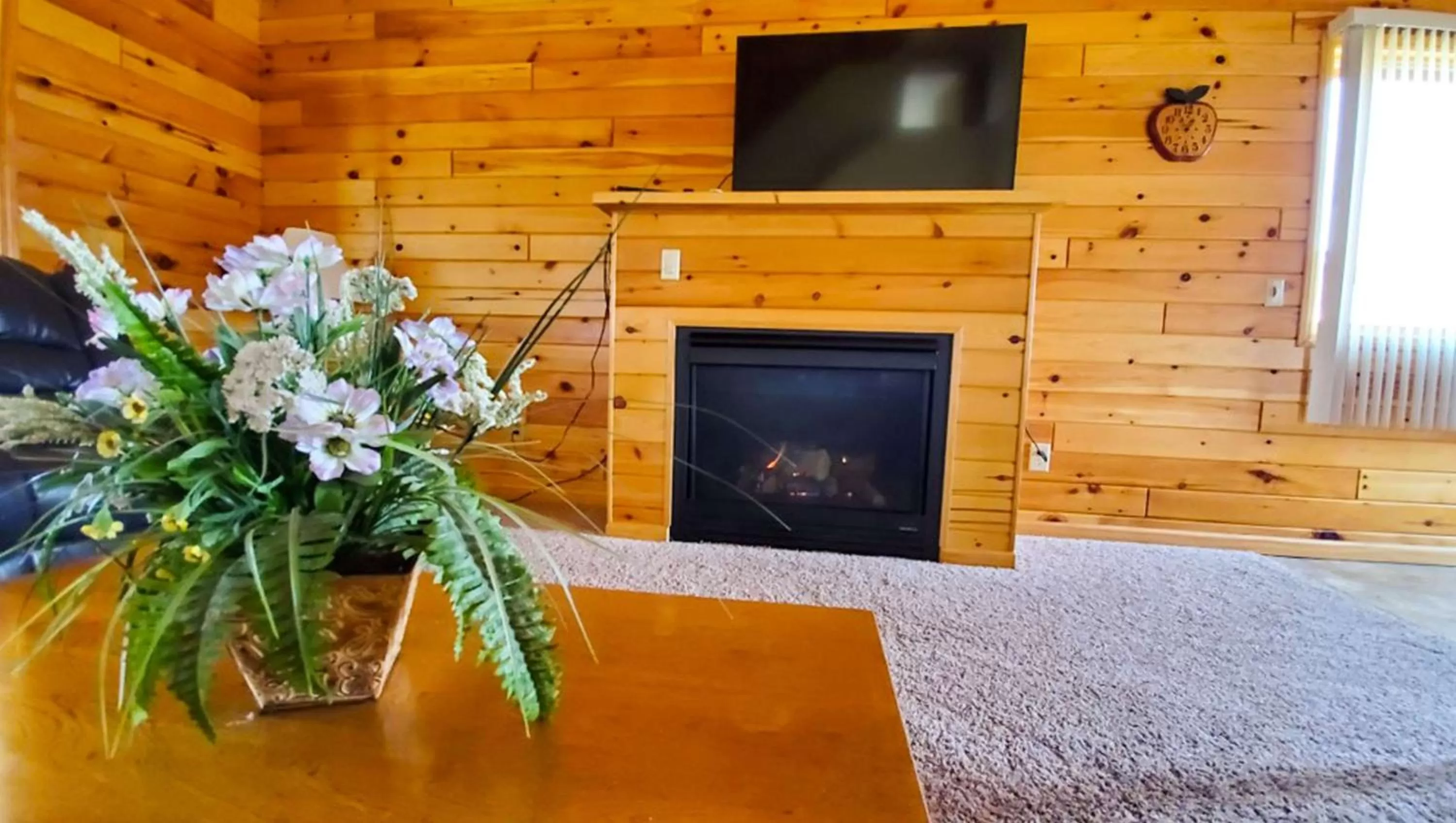 Photo of the whole room in Jasper Ridge Inn Ishpeming