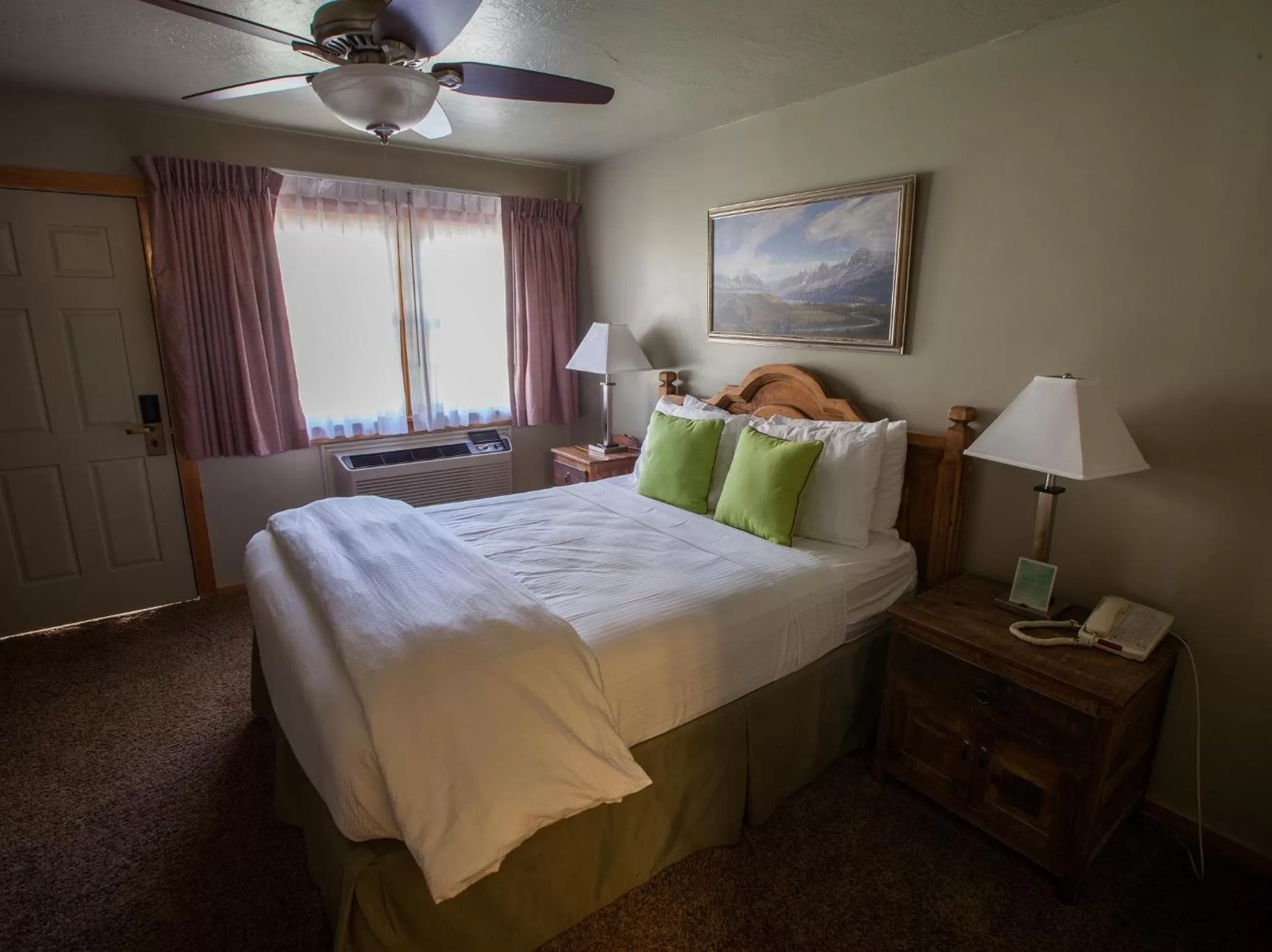 Photo of the whole room, Bed in Flanigan`s Resort and Spa