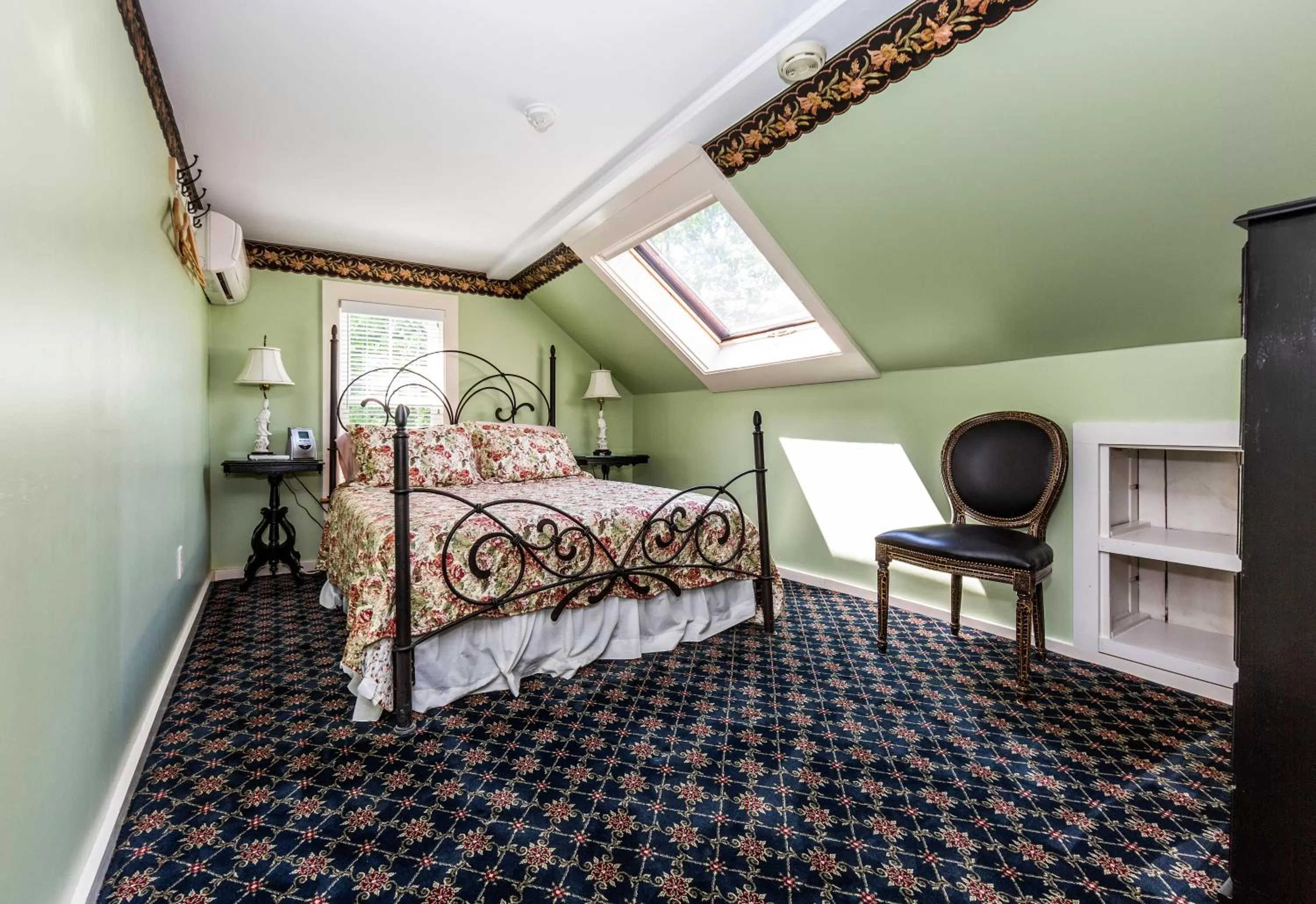 Bed in The Elmhurst Inn