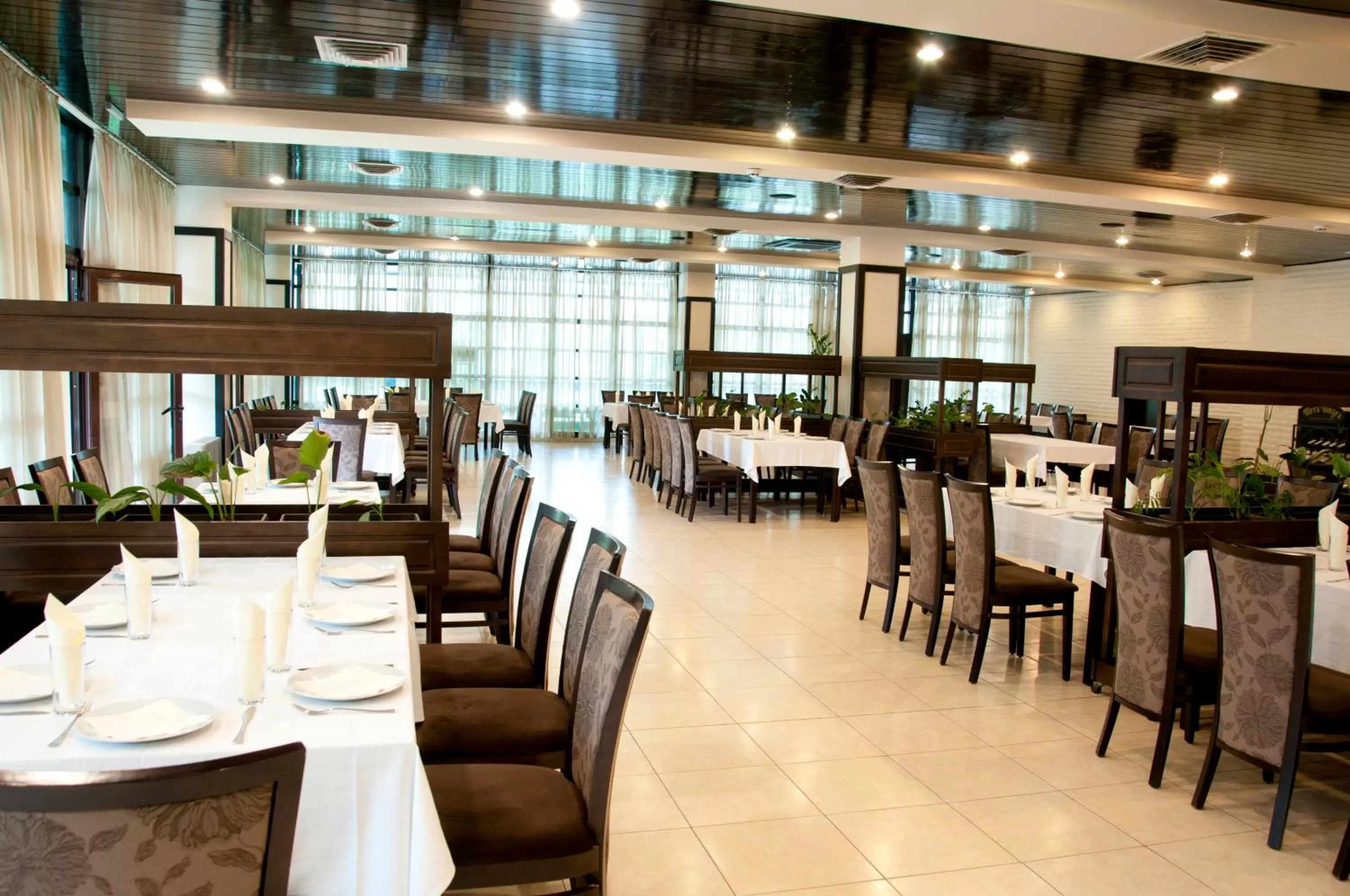 Restaurant/places to eat in Everest Hotel