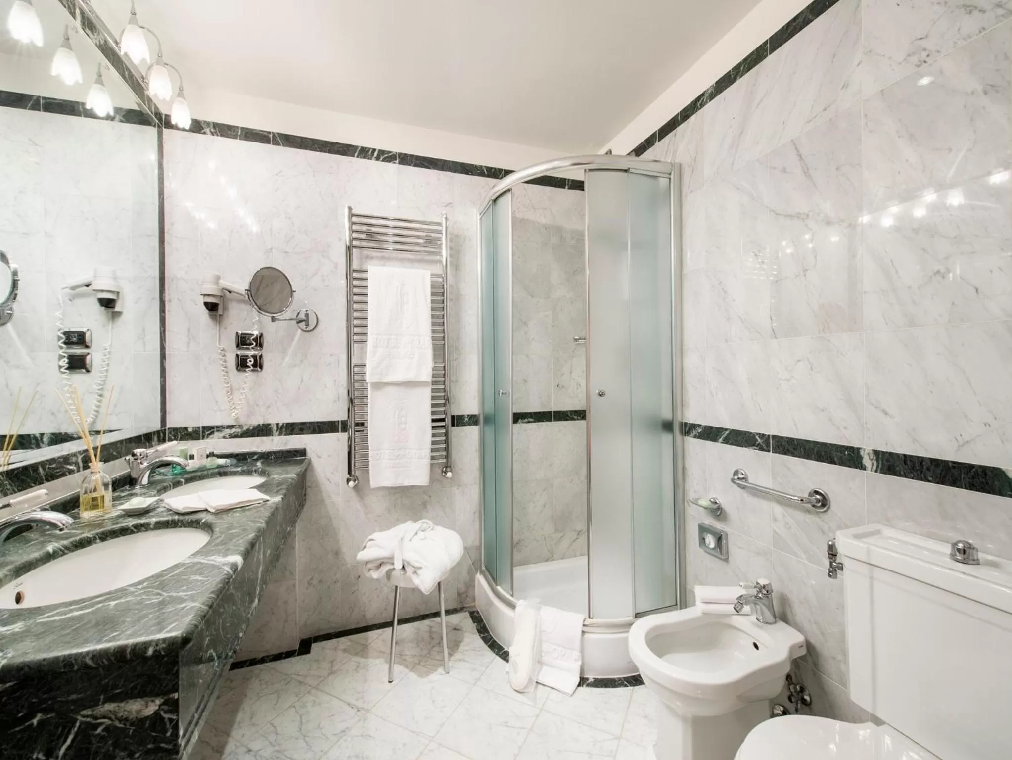 Bathroom in Hotel degli Orafi