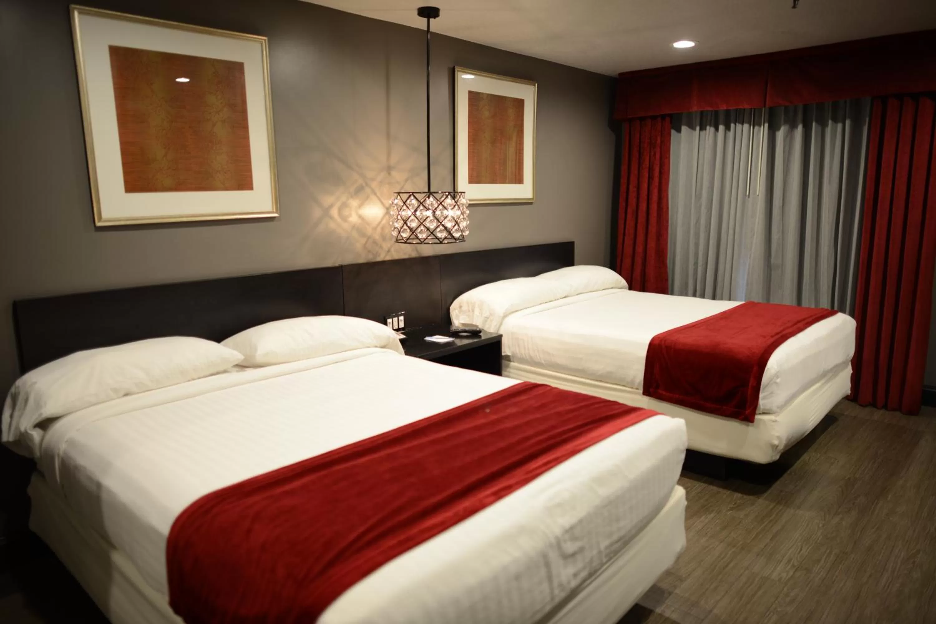 Bed in Hotel Le Reve Pasadena