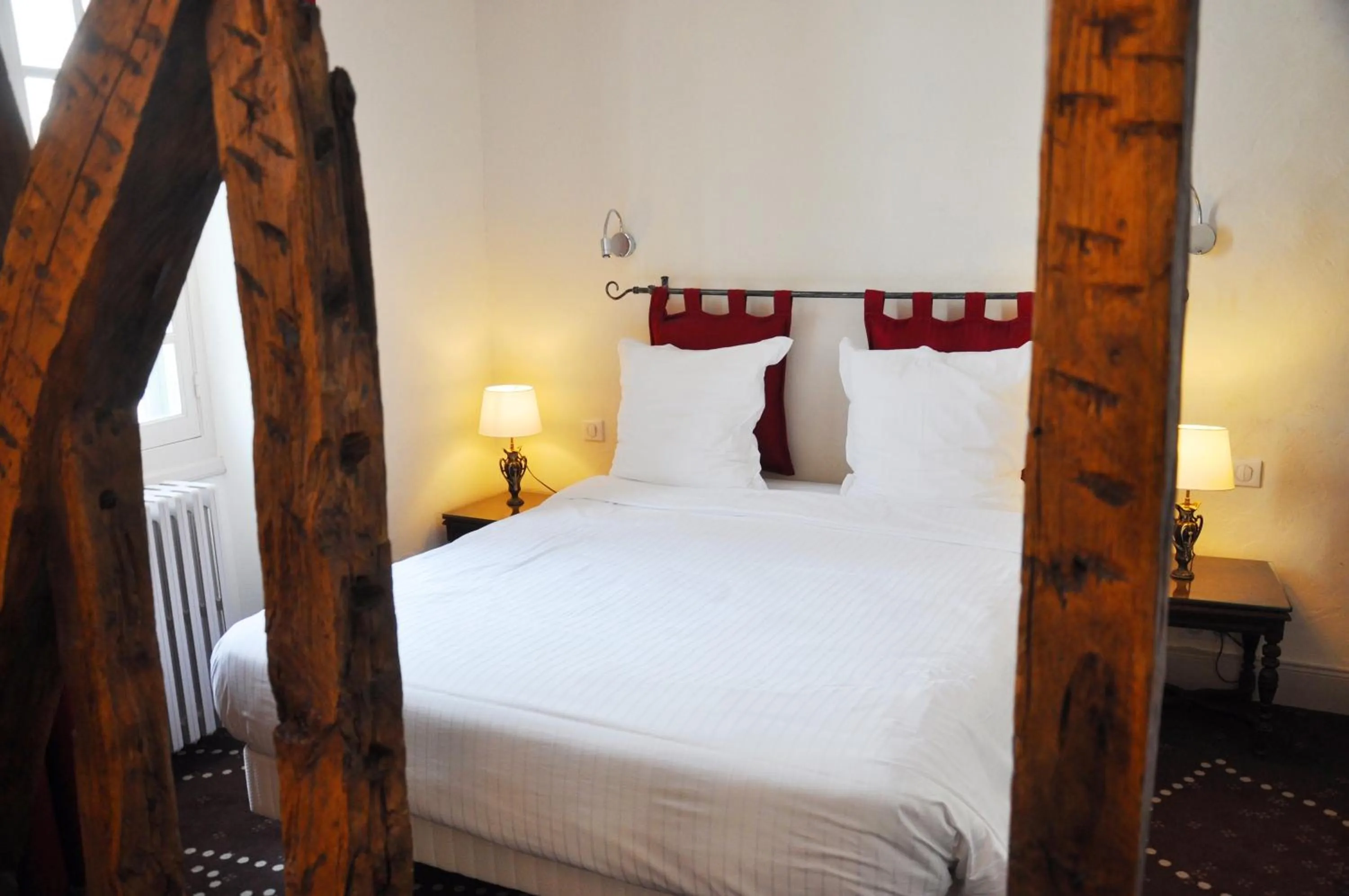 Bed in Hôtel de France