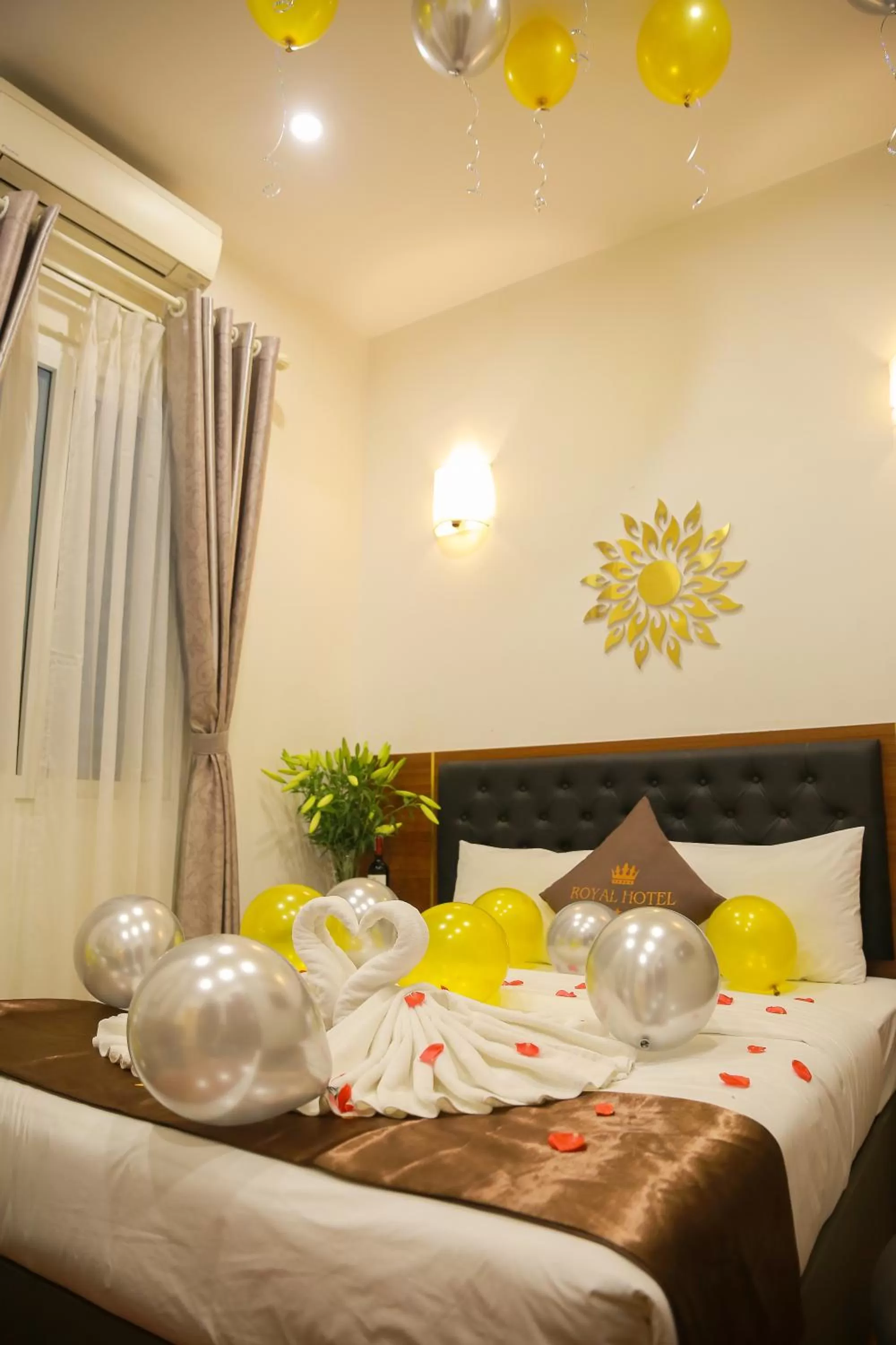 Bedroom, Breakfast in Royal Hotel