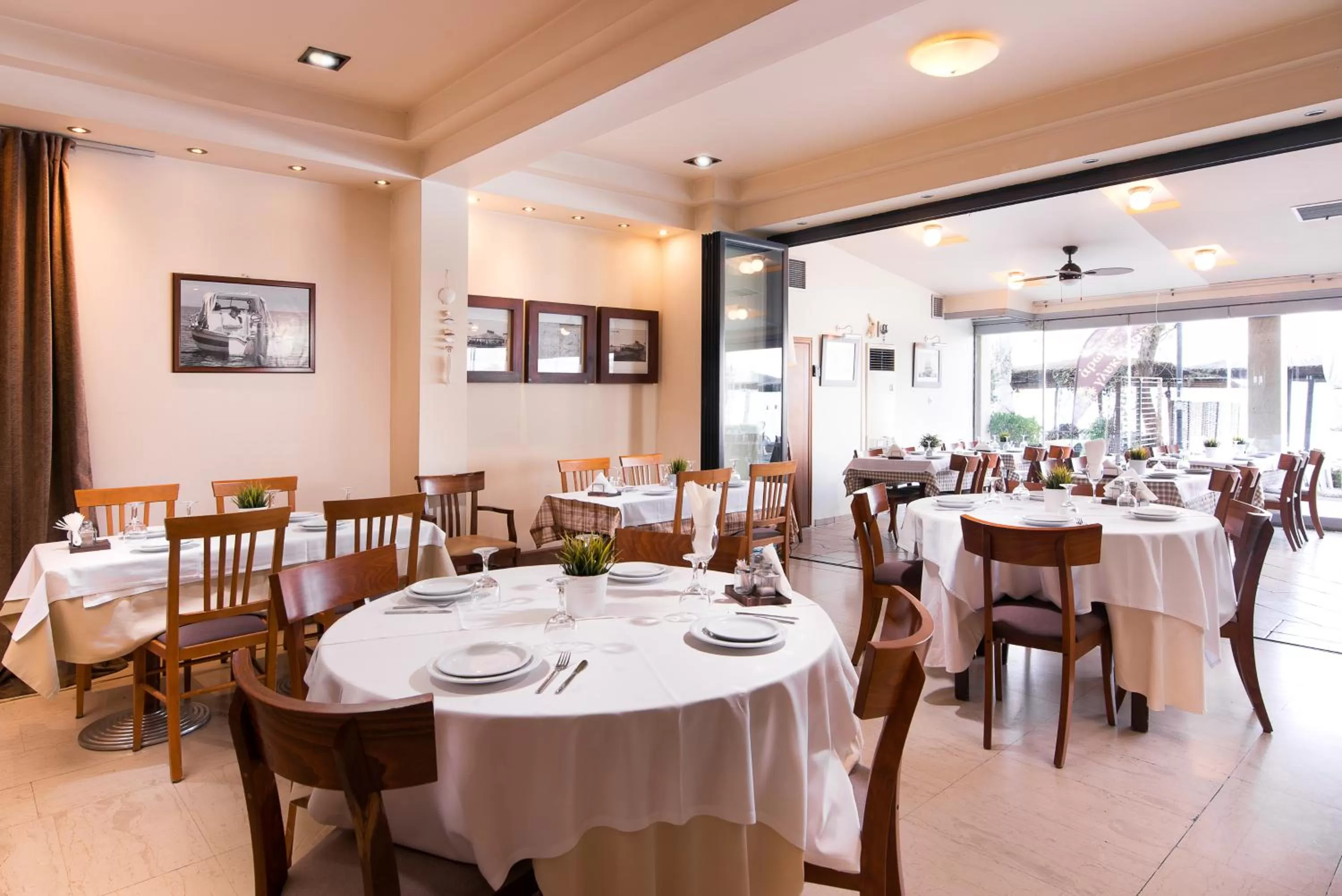 Restaurant/Places to Eat in Hotel Aigli
