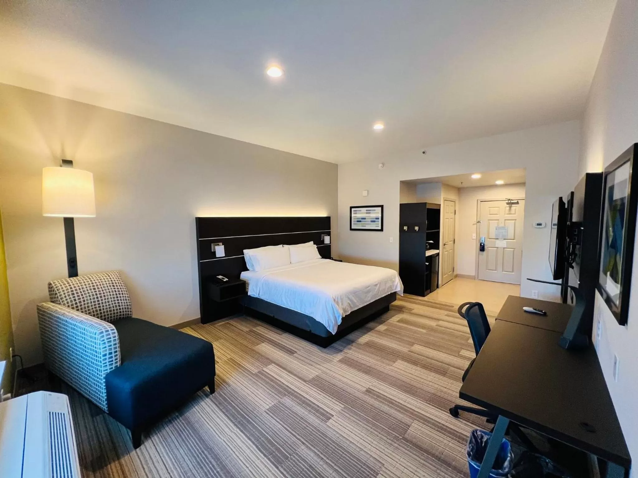 Photo of the whole room, Bed in Holiday Inn Express & Suites Salinas by IHG
