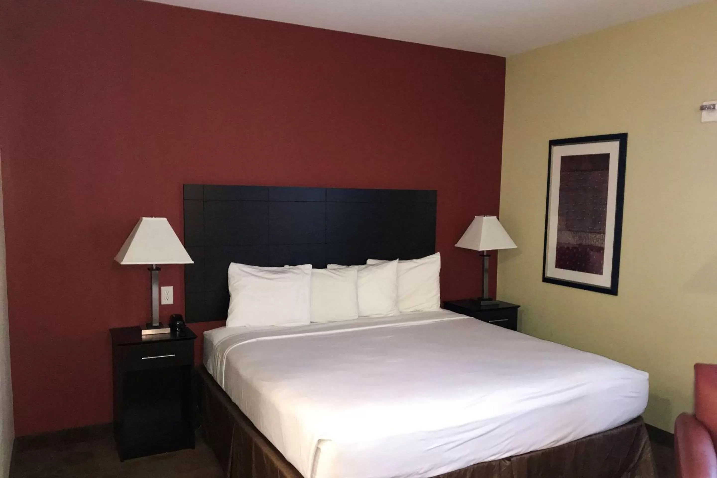 Photo of the whole room, Bed in Suburban Studios Cedar Falls