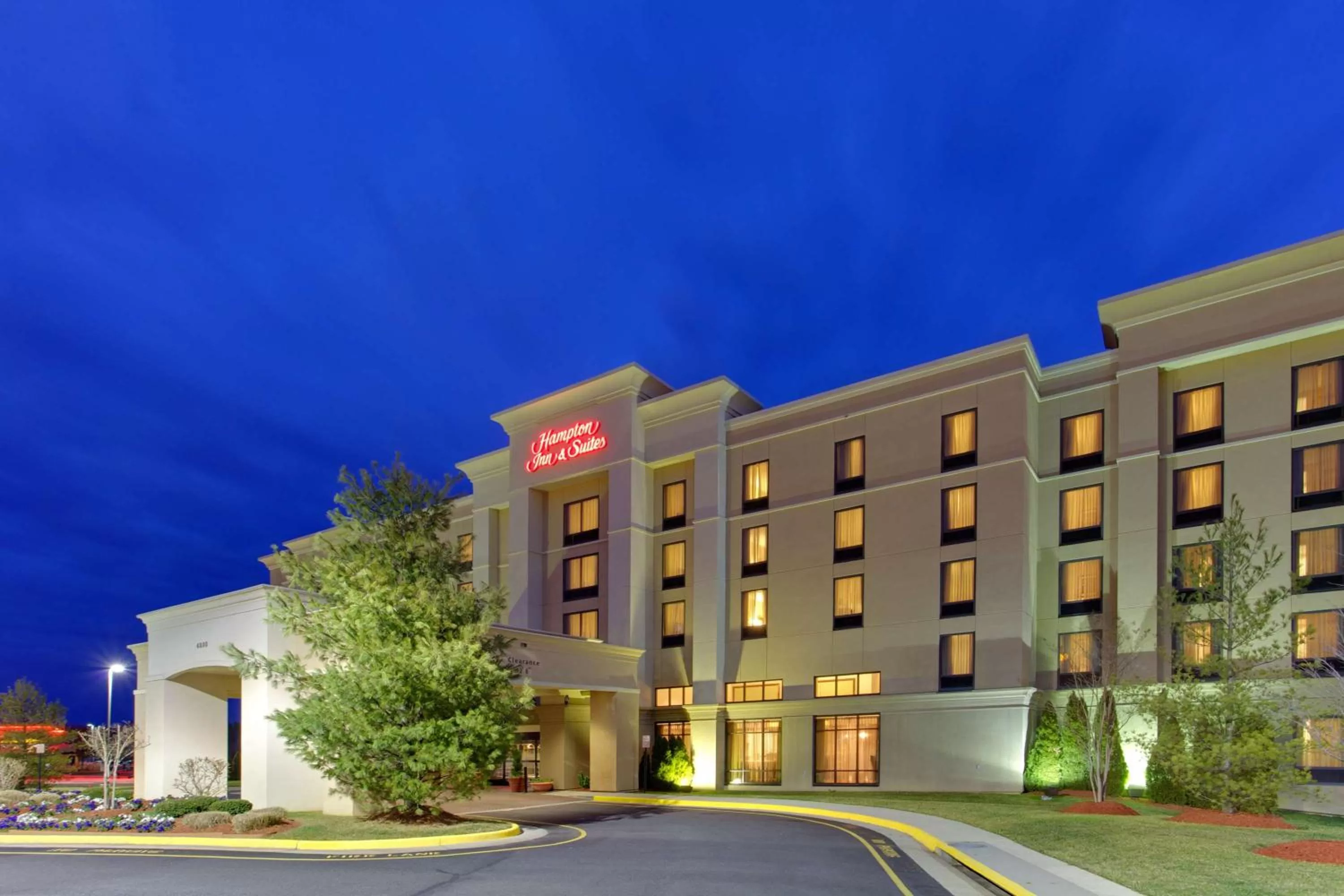 Property building in Hampton Inn and Suites Fredericksburg South