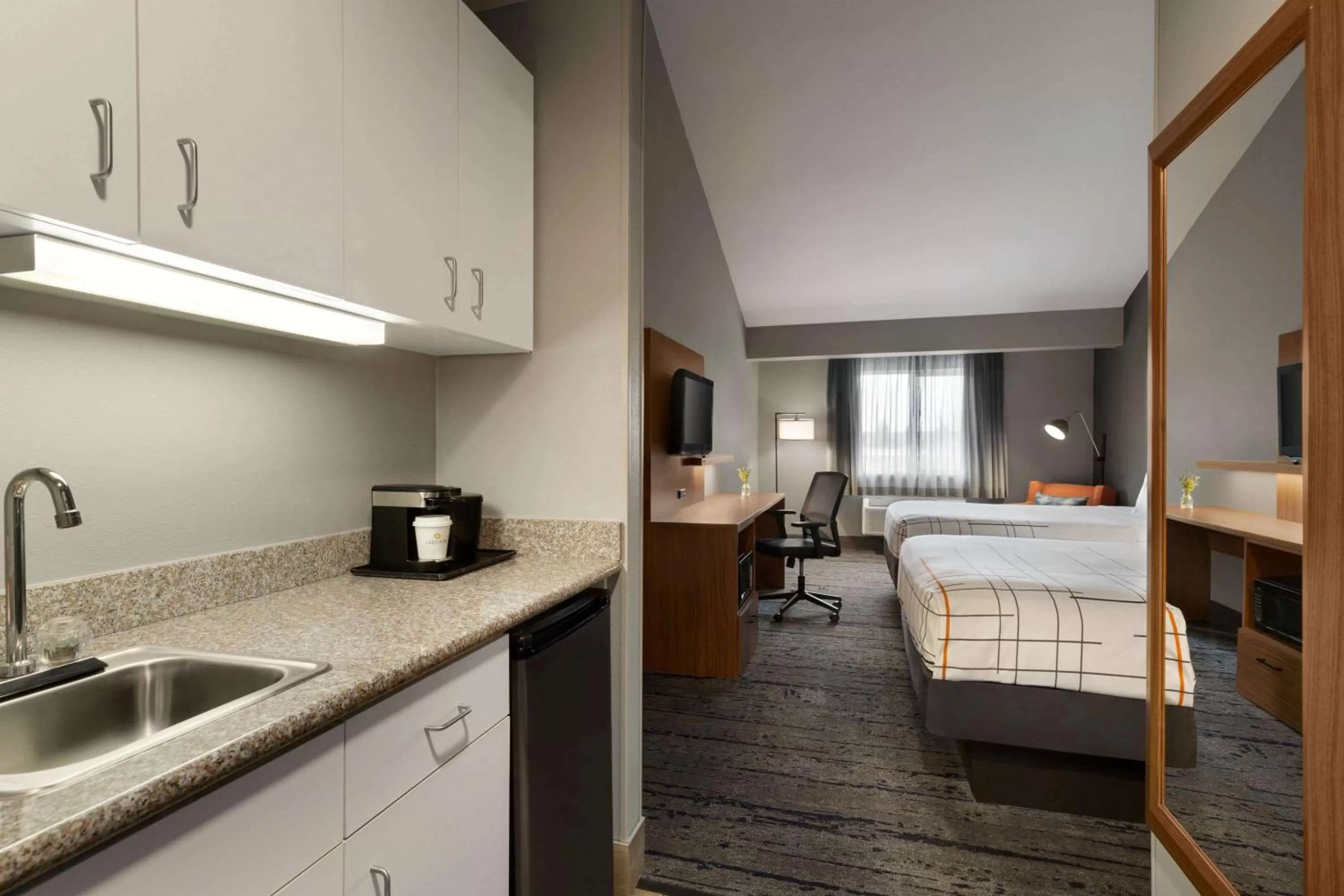 Photo of the whole room, Bed in La Quinta by Wyndham Salem OR