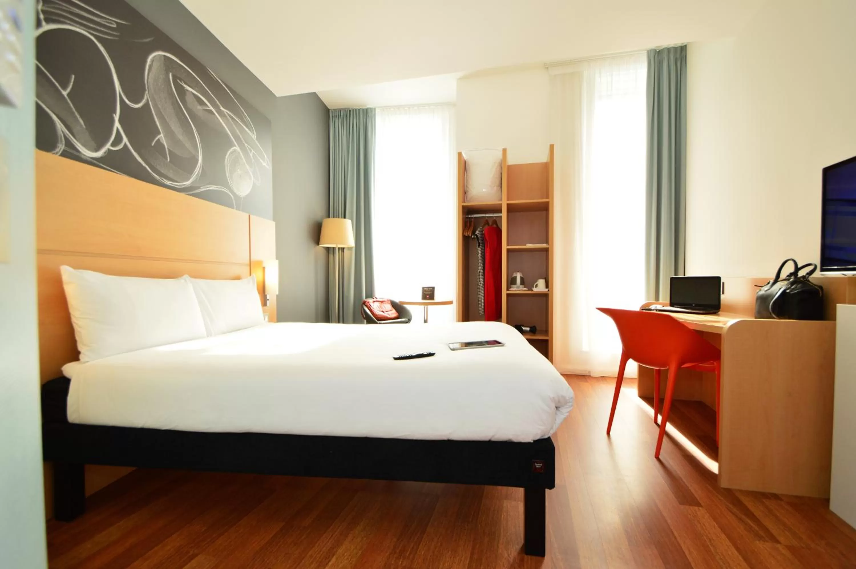 Photo of the whole room, Bed in ibis Edinburgh Centre South Bridge – Royal Mile