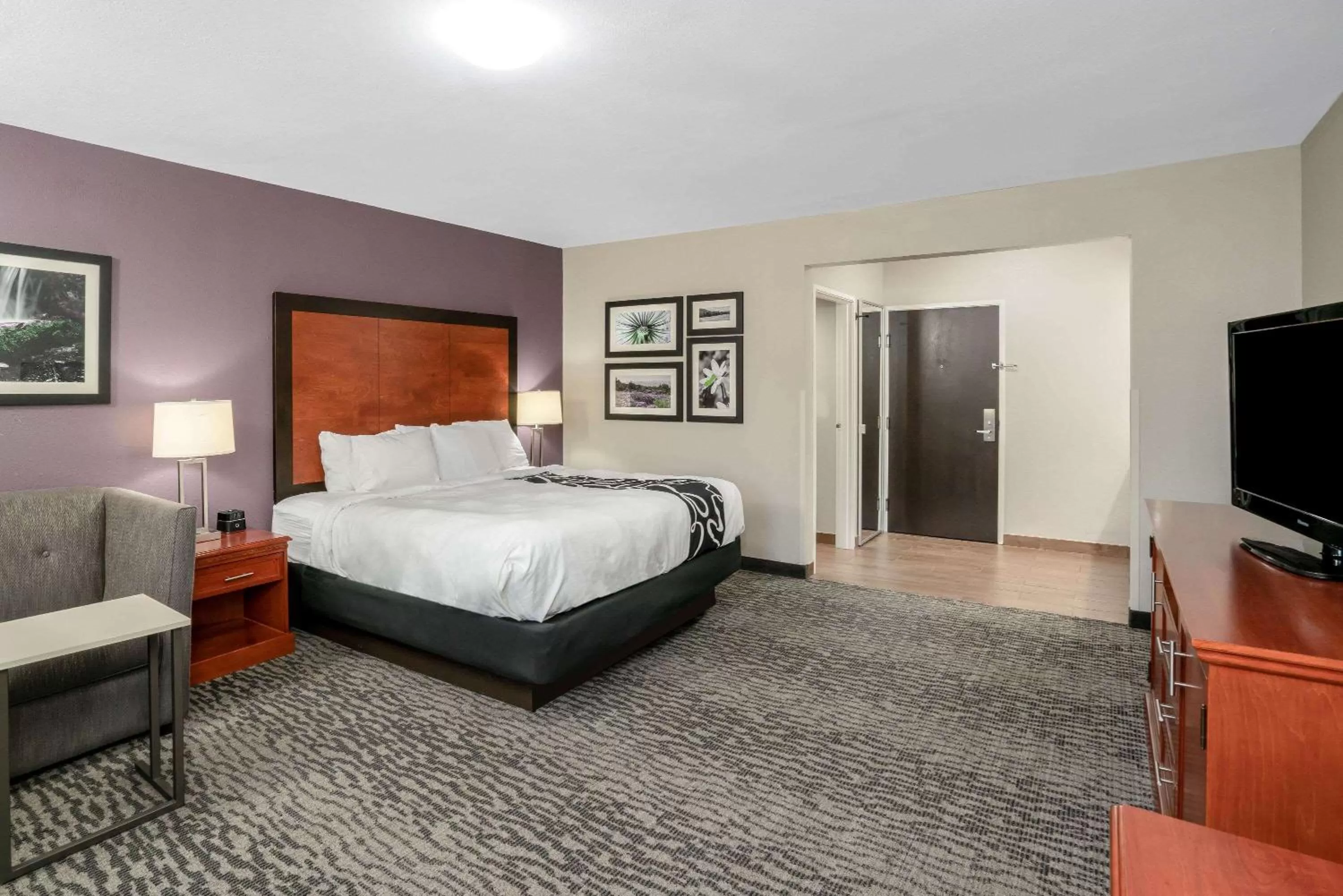 Photo of the whole room, Bed in La Quinta by Wyndham Knoxville North I-75