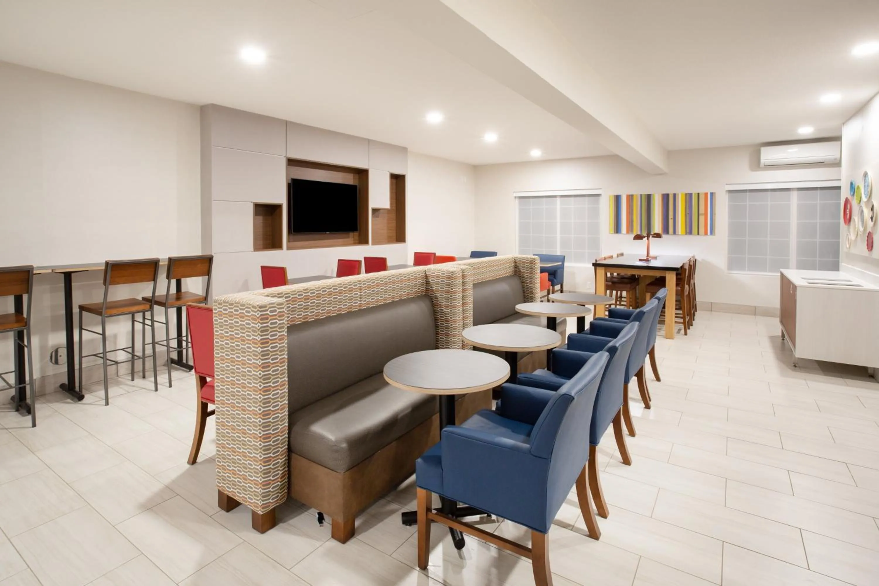 Breakfast in Holiday Inn Express & Suites Lincoln City by IHG