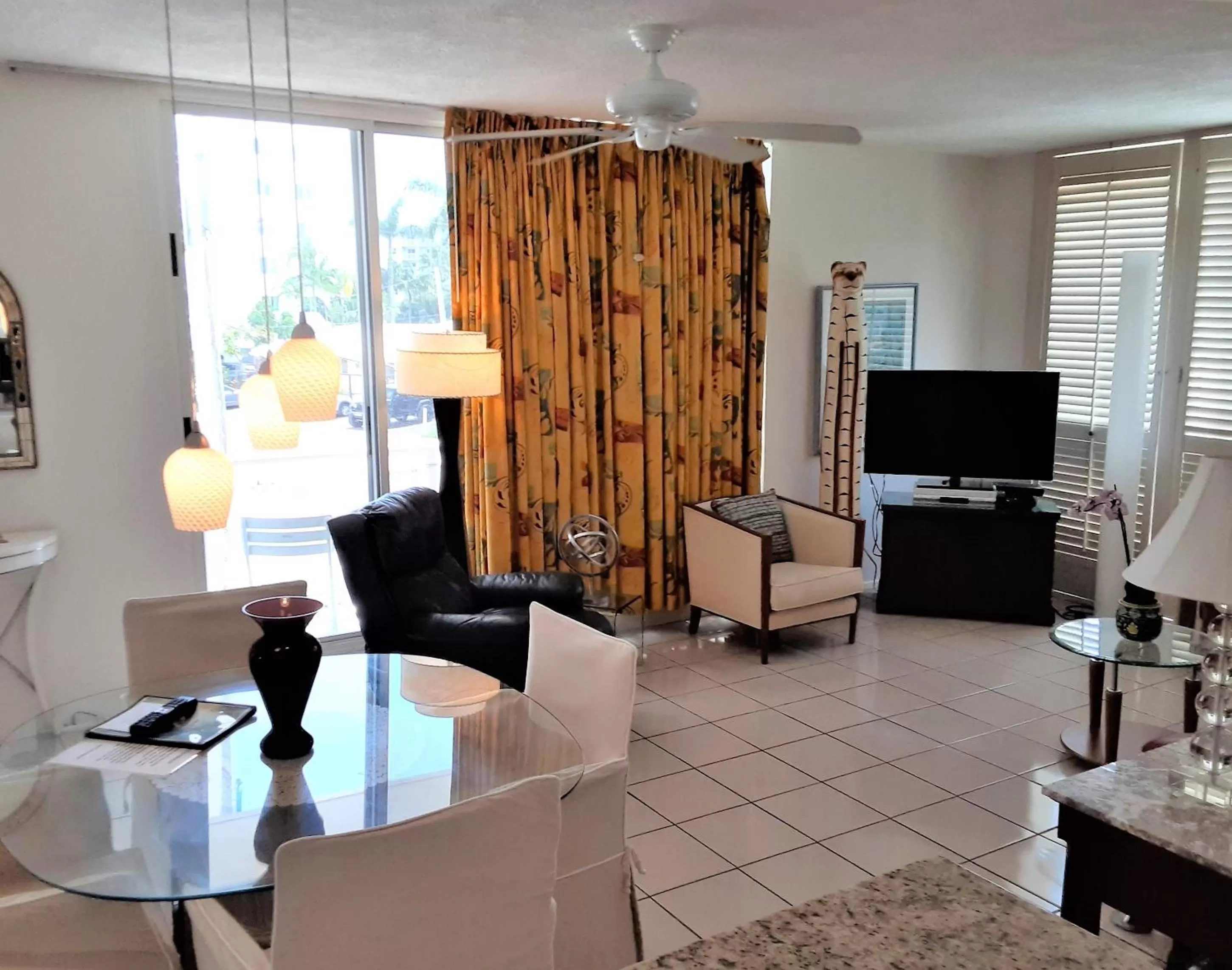 Communal lounge/ TV room in Manhattan Tower Apartment Hotel
