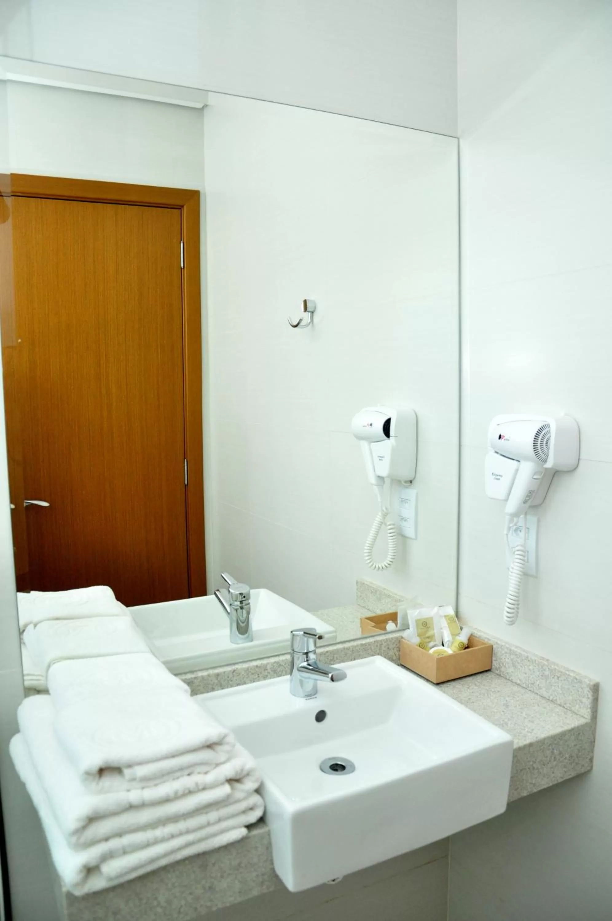 Bathroom, Bed in Hotel Mohave