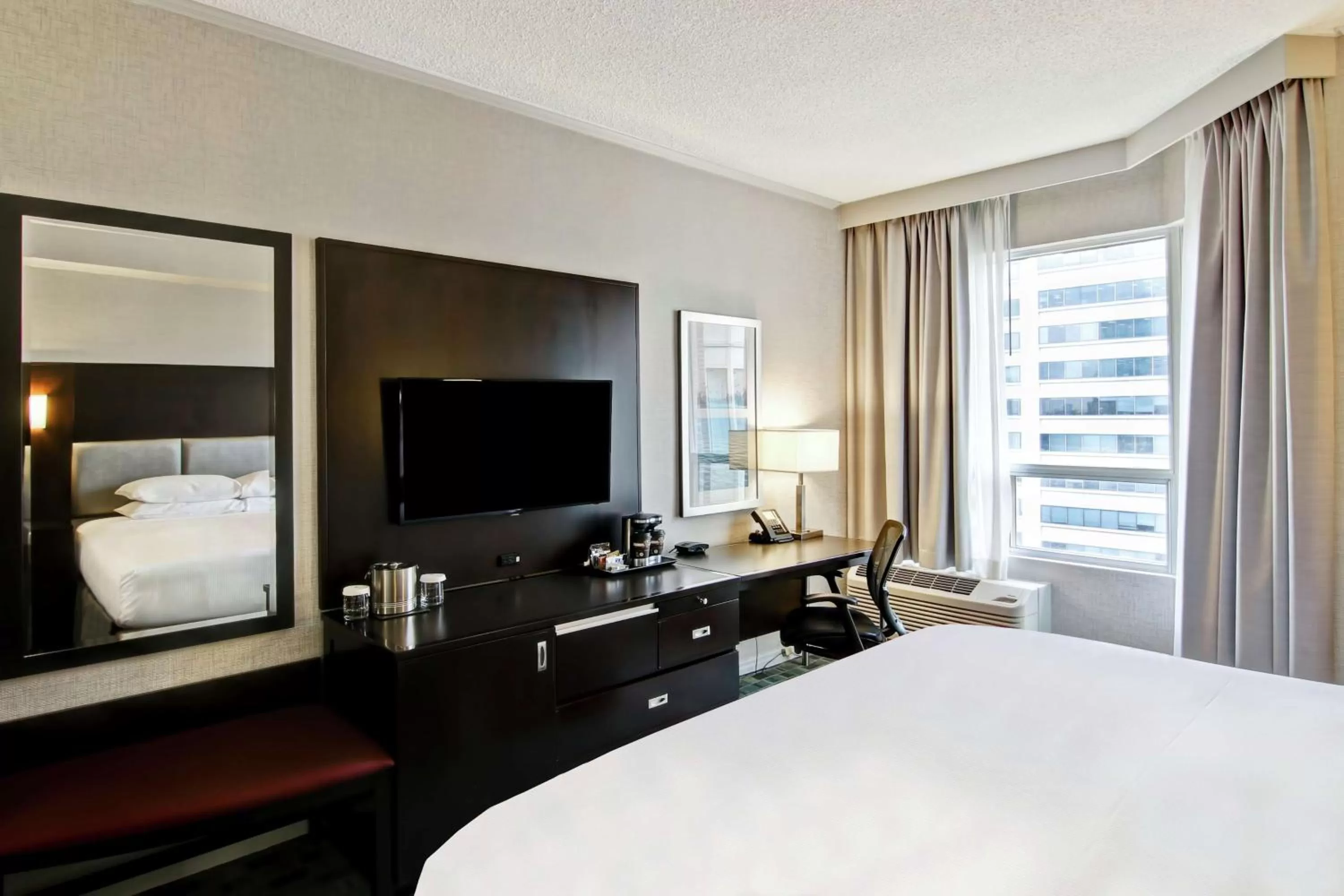 Bedroom, Bed in DoubleTree by Hilton Toronto Downtown